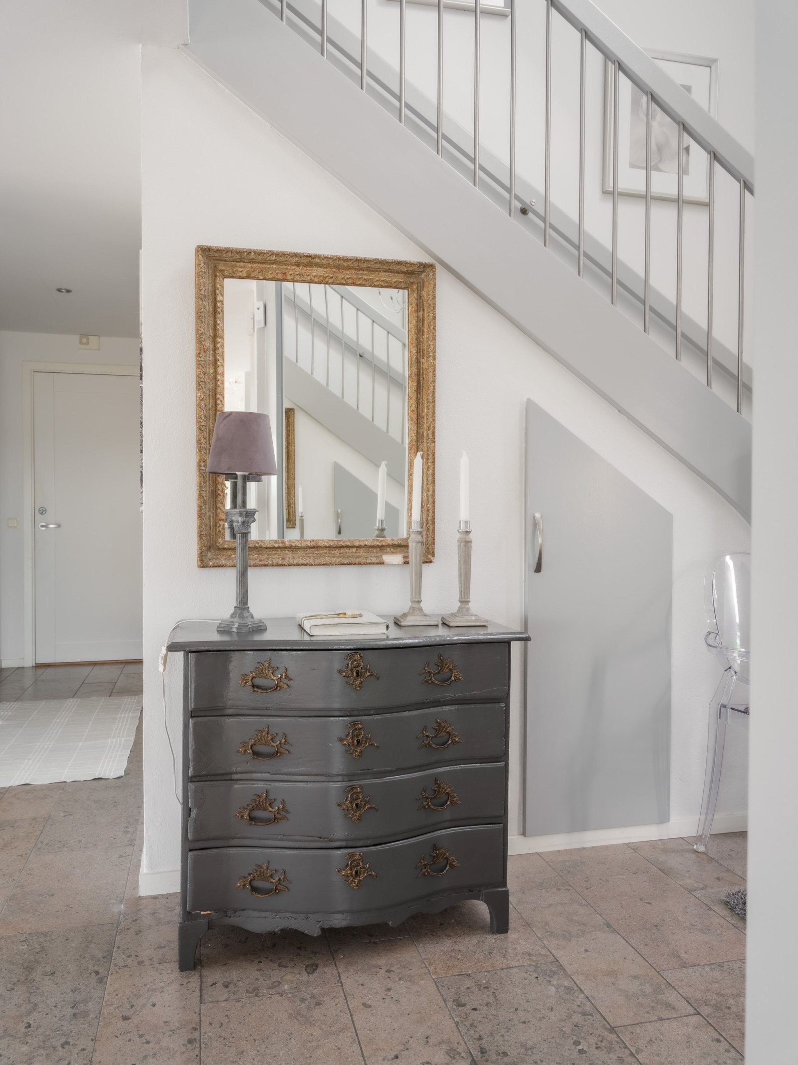 Hall med trappa till ö plan. Sanda Havsstigen 12