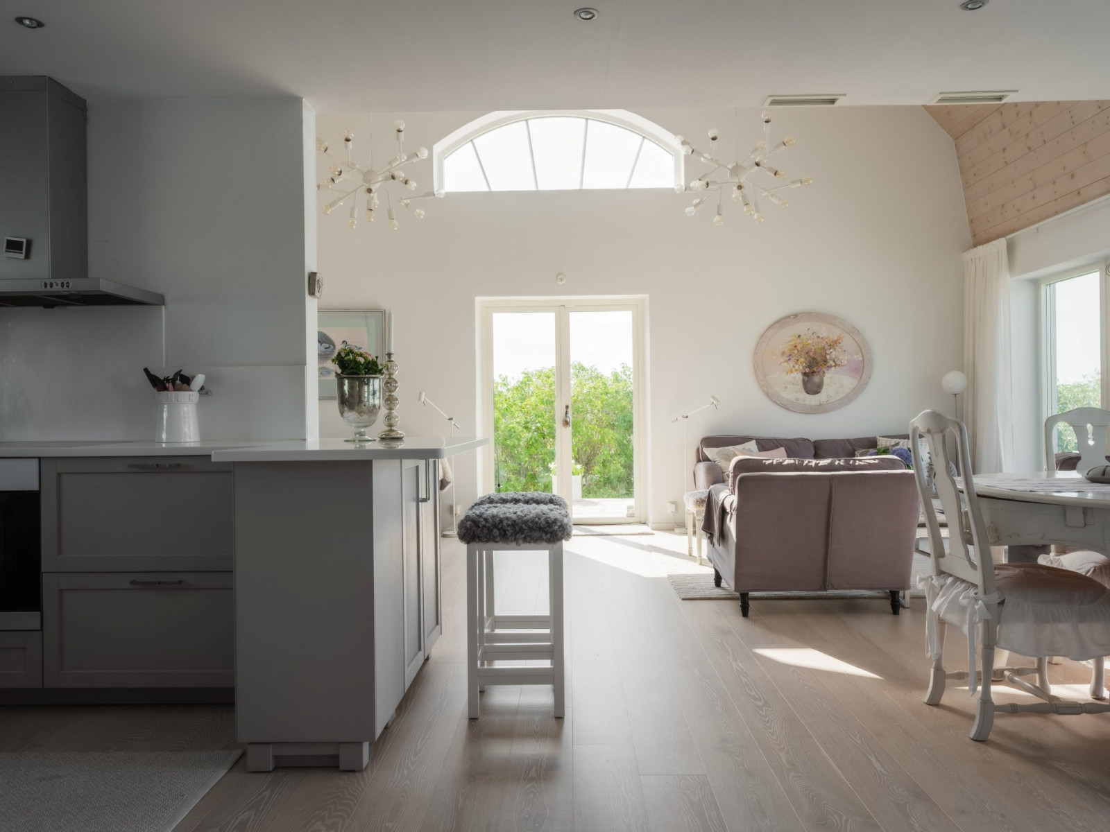 Köksavdelningen till vänster och vardagsrum med matplats. Utgångar till två uteplatser. Sanda Havsstigen 12