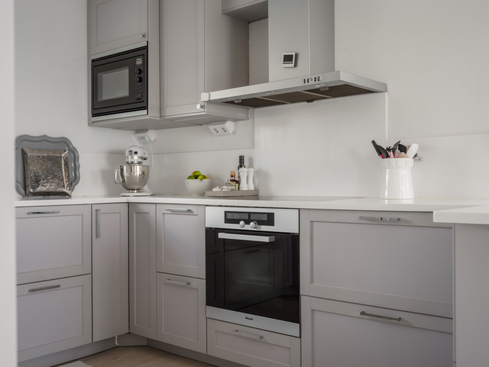 Stilrent och lättskött kök. Sanda Havsstigen 12