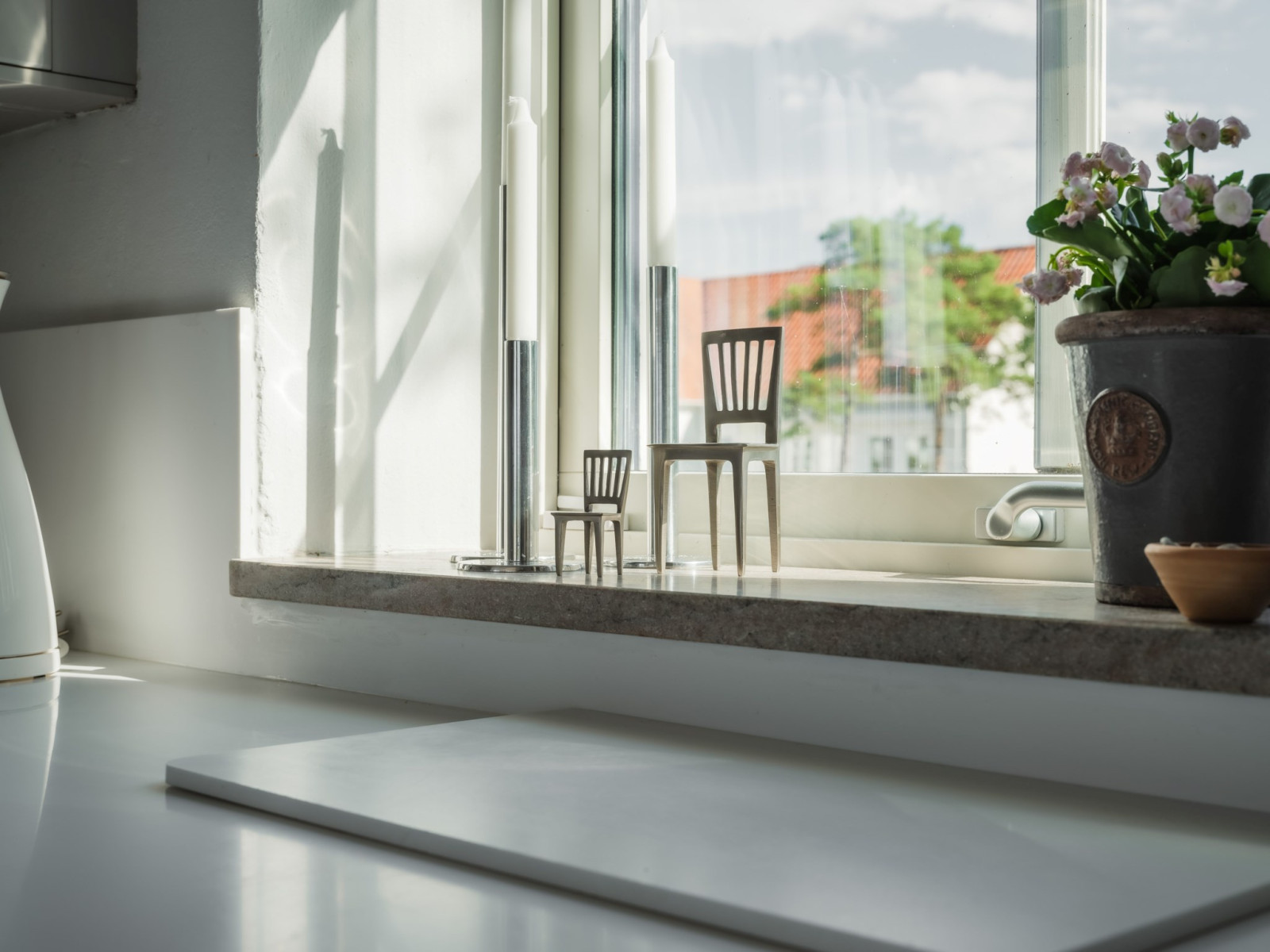 Från köksfönstret har man koll på ankommande gäster. Sanda Havsstigen 12