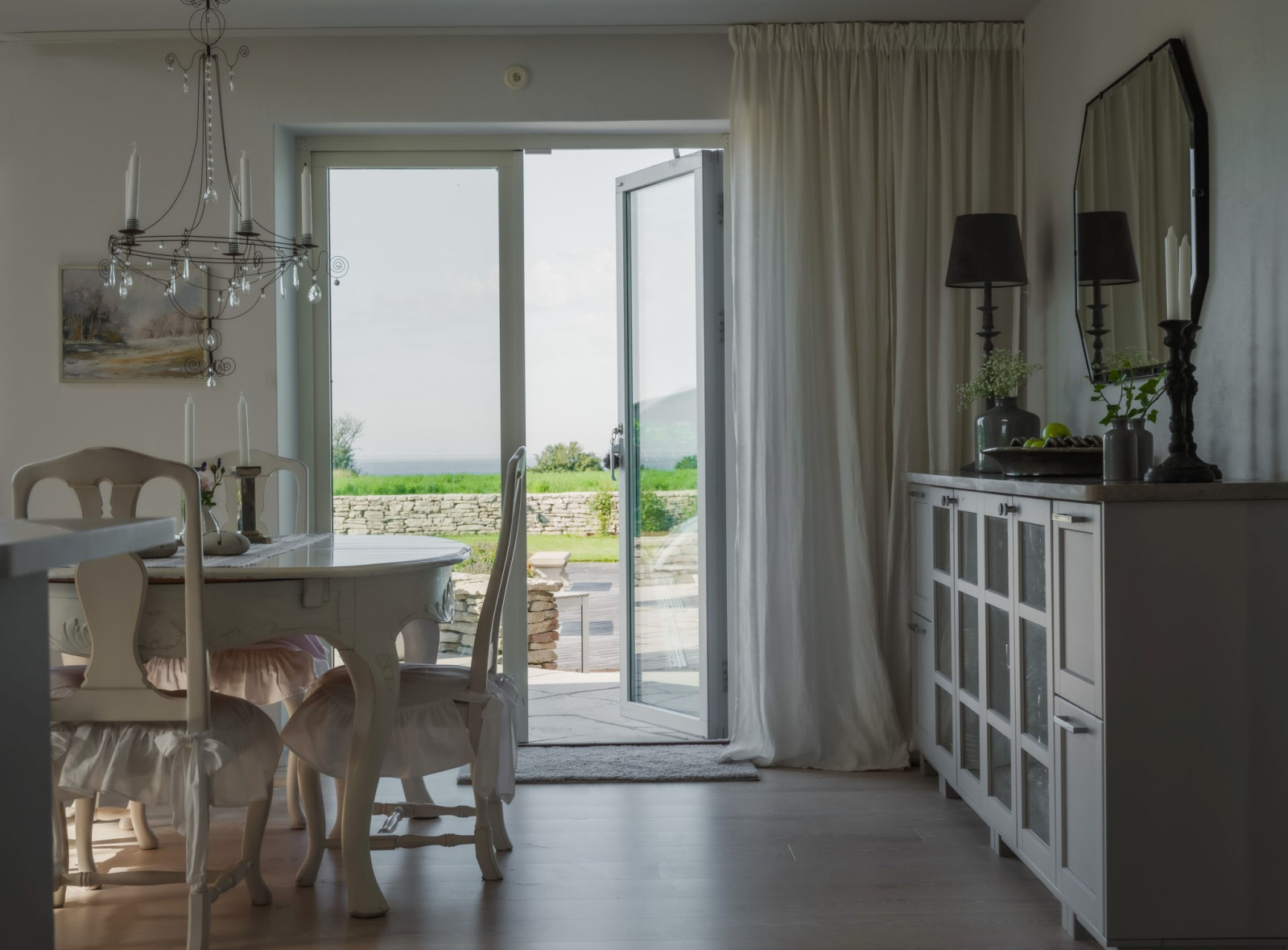 Matsalsbordet och utgång till terrass och poolområde, åt väster, åt havet. Sanda Havsstigen 12