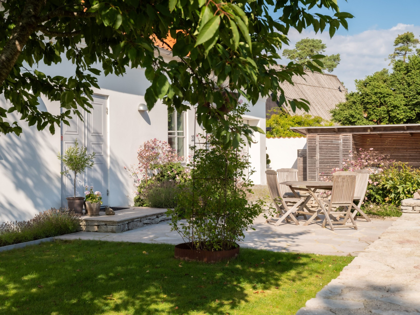 Entrésidan med morgonsol. Sanda Havsstigen 12