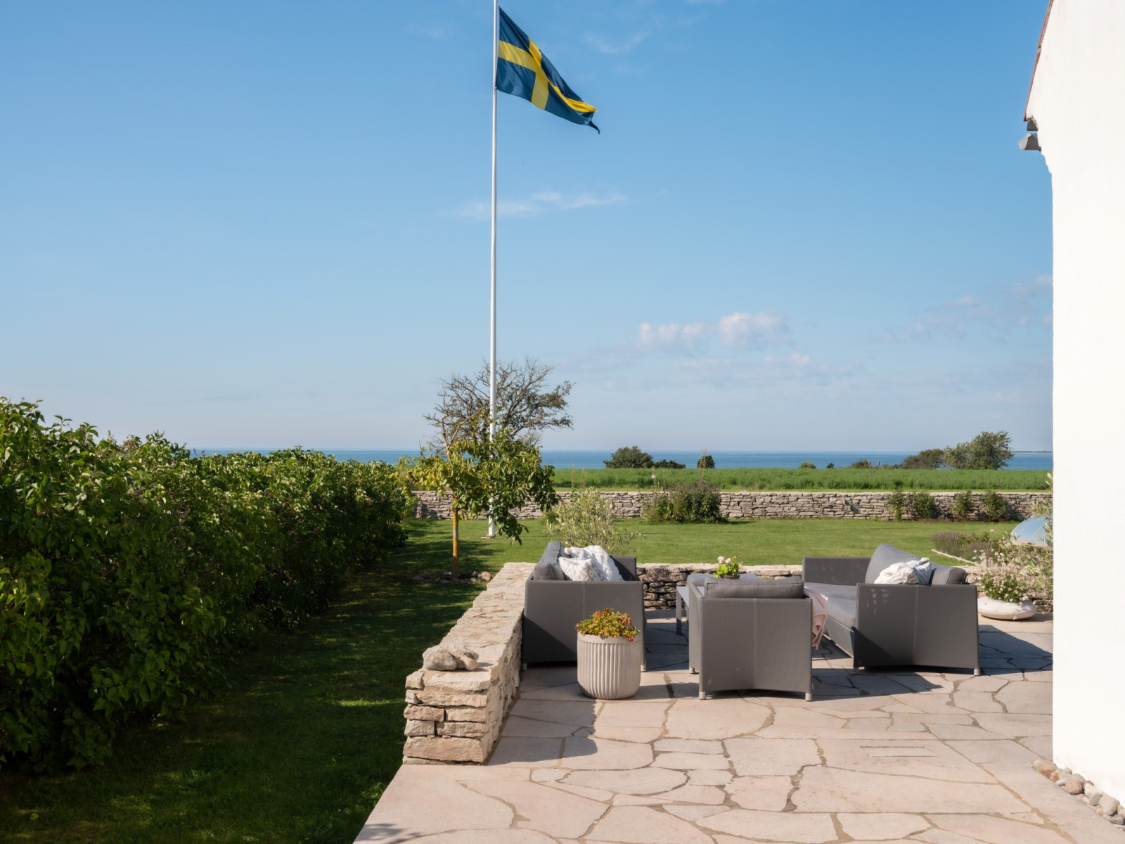 Sol, vind och vatten och flaggan i topp. Här är garanterat en plats för ljusa sommarminnen. Sanda Havsstigen 12