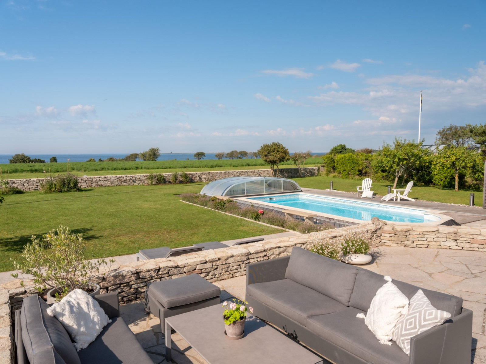 Stora utvändiga utrymmen för avkoppling och poolbad. Sanda Havsstigen 12