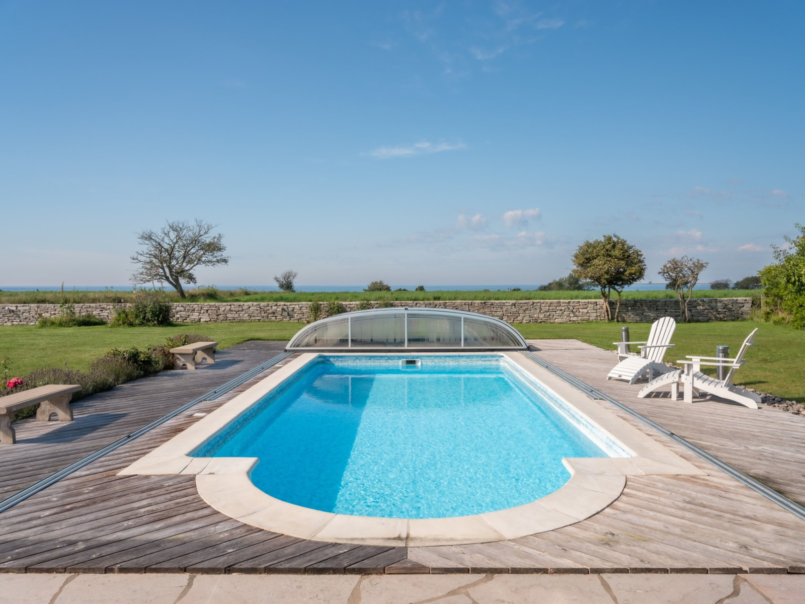 Poolen, en populär plats för svalka, lek och motion. Sanda Havsstigen 12