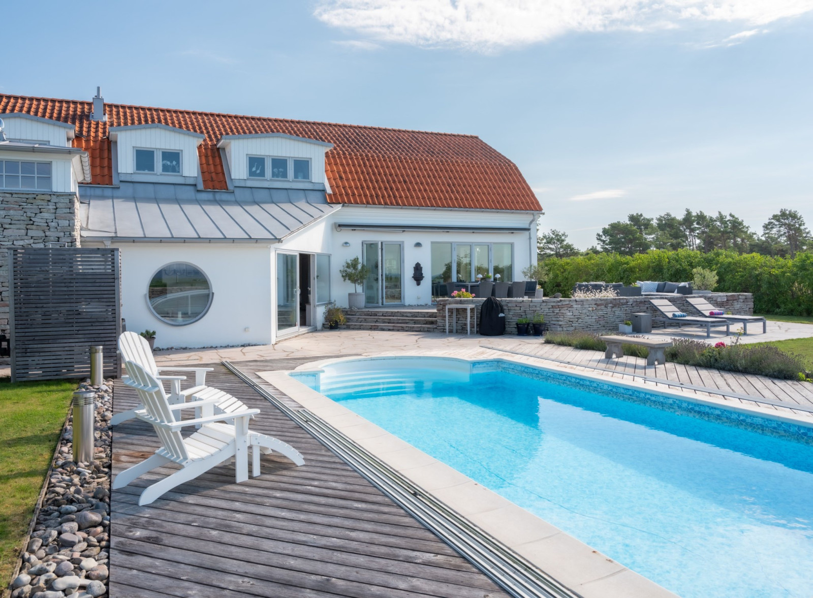 Poolområde med utedusch. Sanda Havsstigen 12