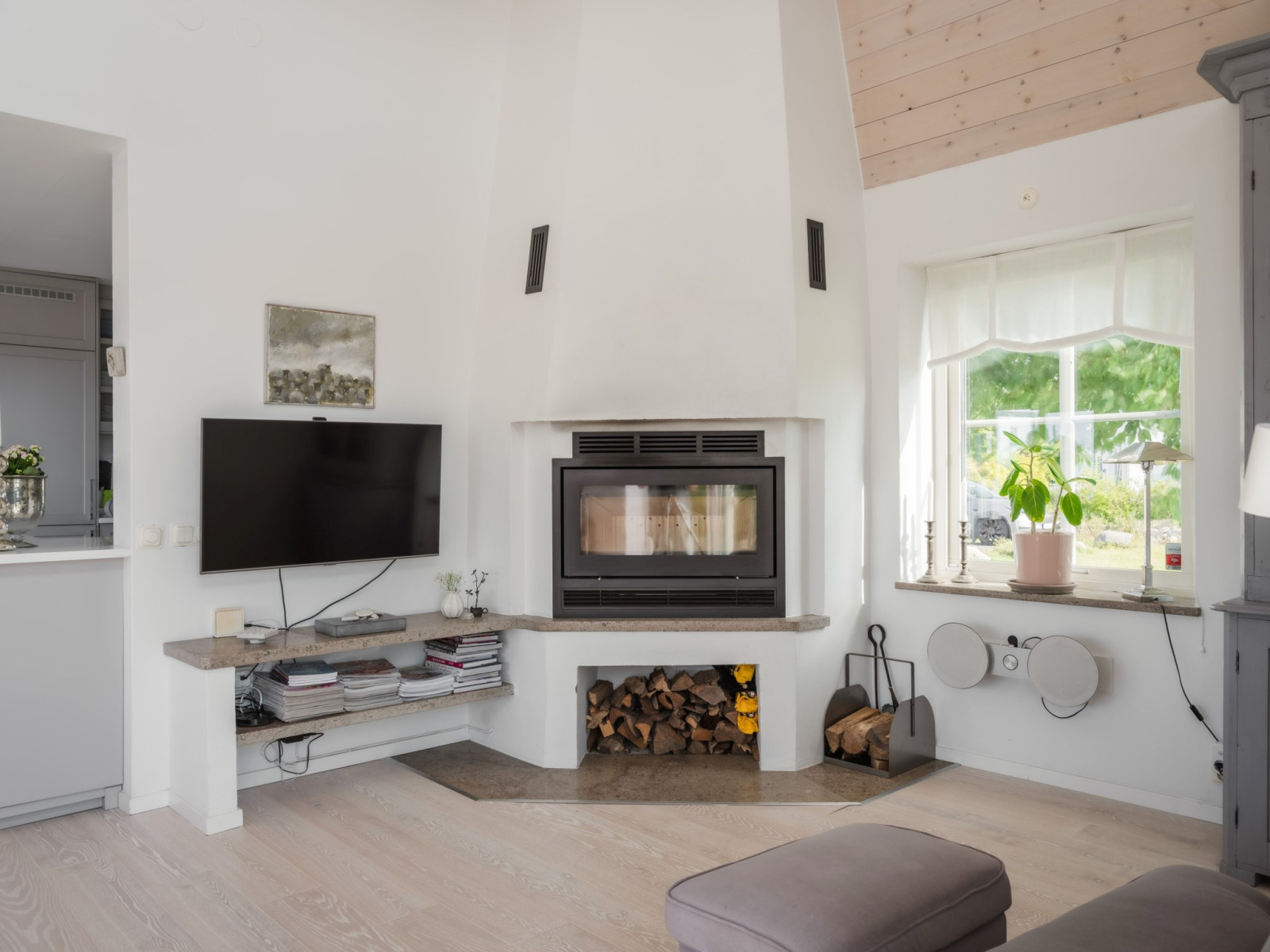 Strategiskt placerad öppen spis med effektiv insats. Sanda Havsstigen 12