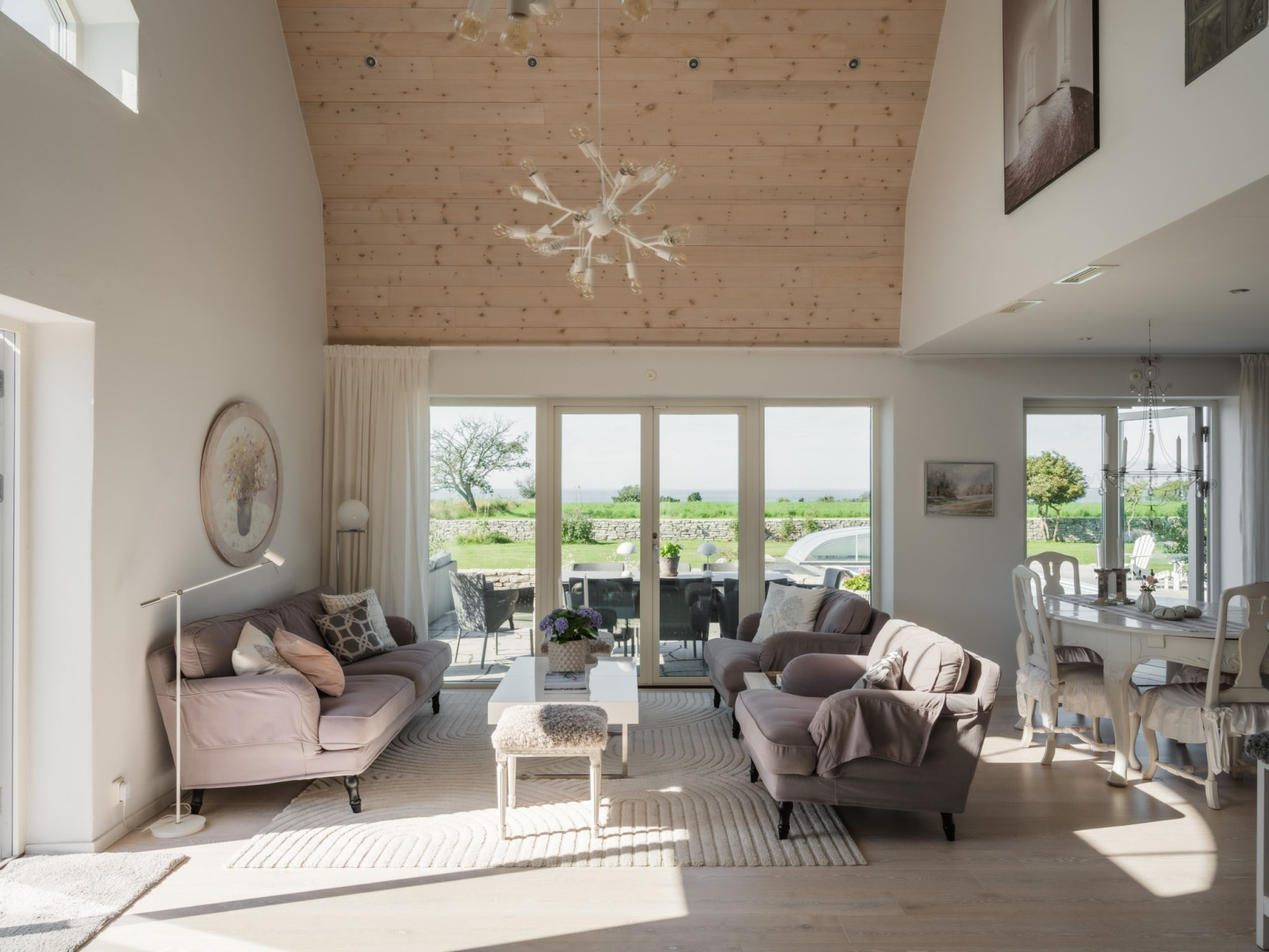 Vardagsrum har öppet ända upp till nock, vilket ger extra rymd och ljus. Sanda Havsstigen 12