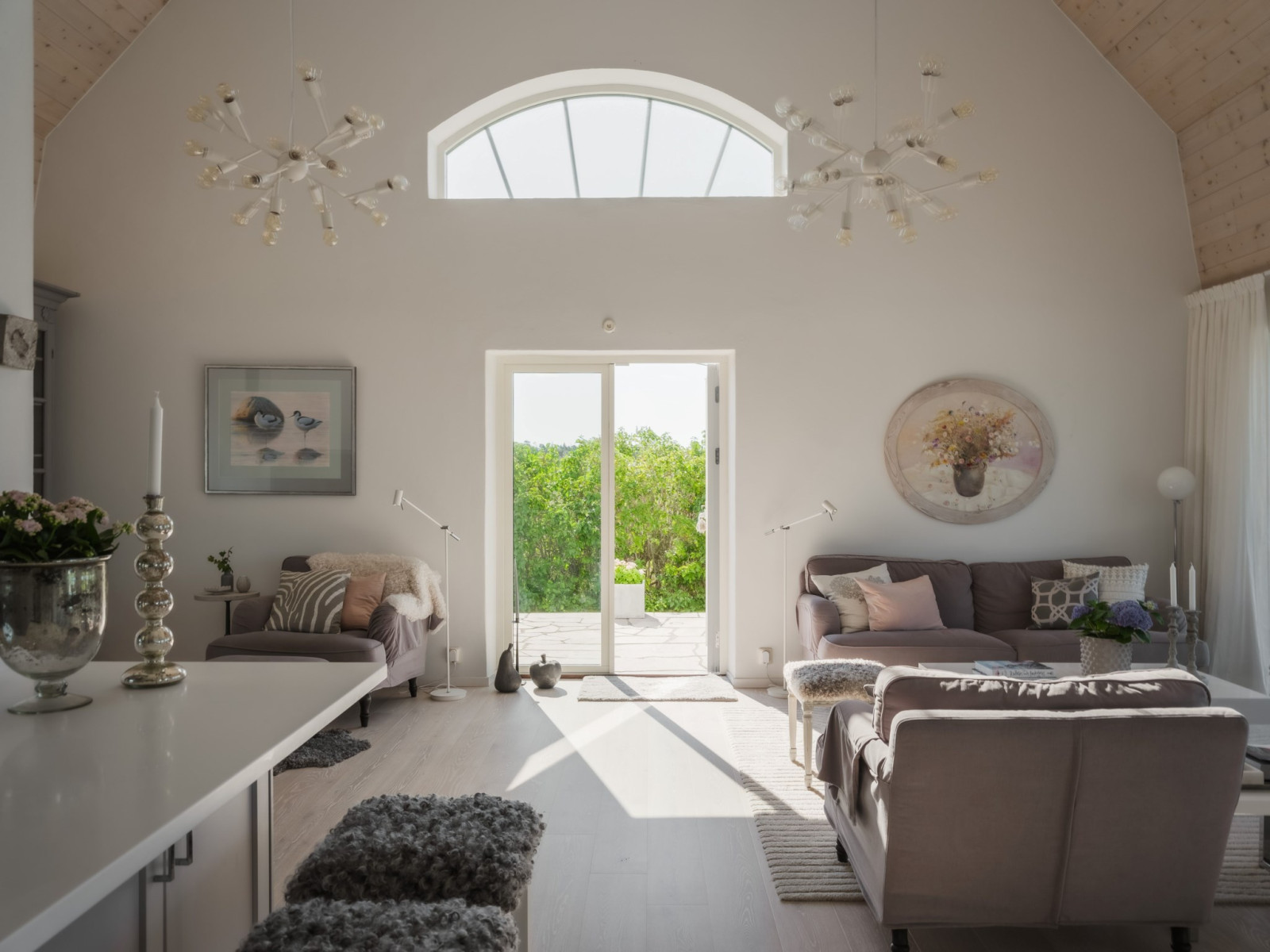 Vy från kök med gavelfönster och terrassdörr i söder. Sanda Havsstigen 12