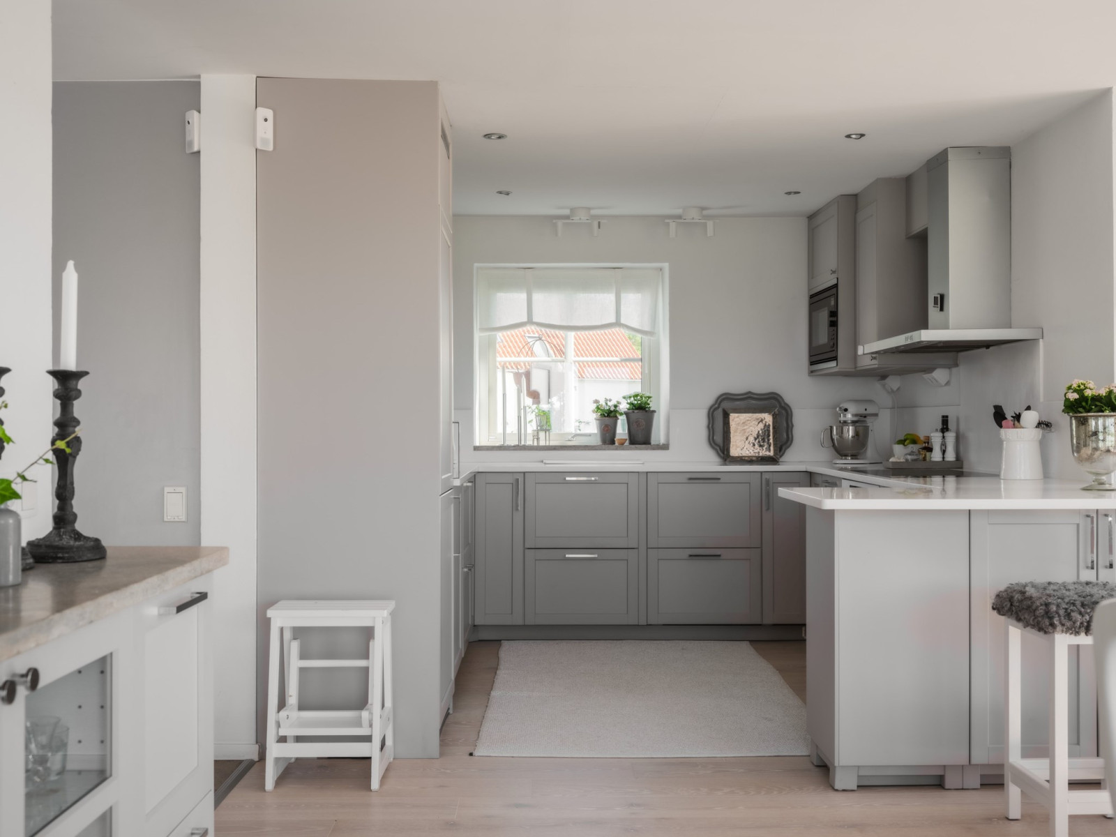 Köket med barhäng mot matplatsen. Sanda Havsstigen 12