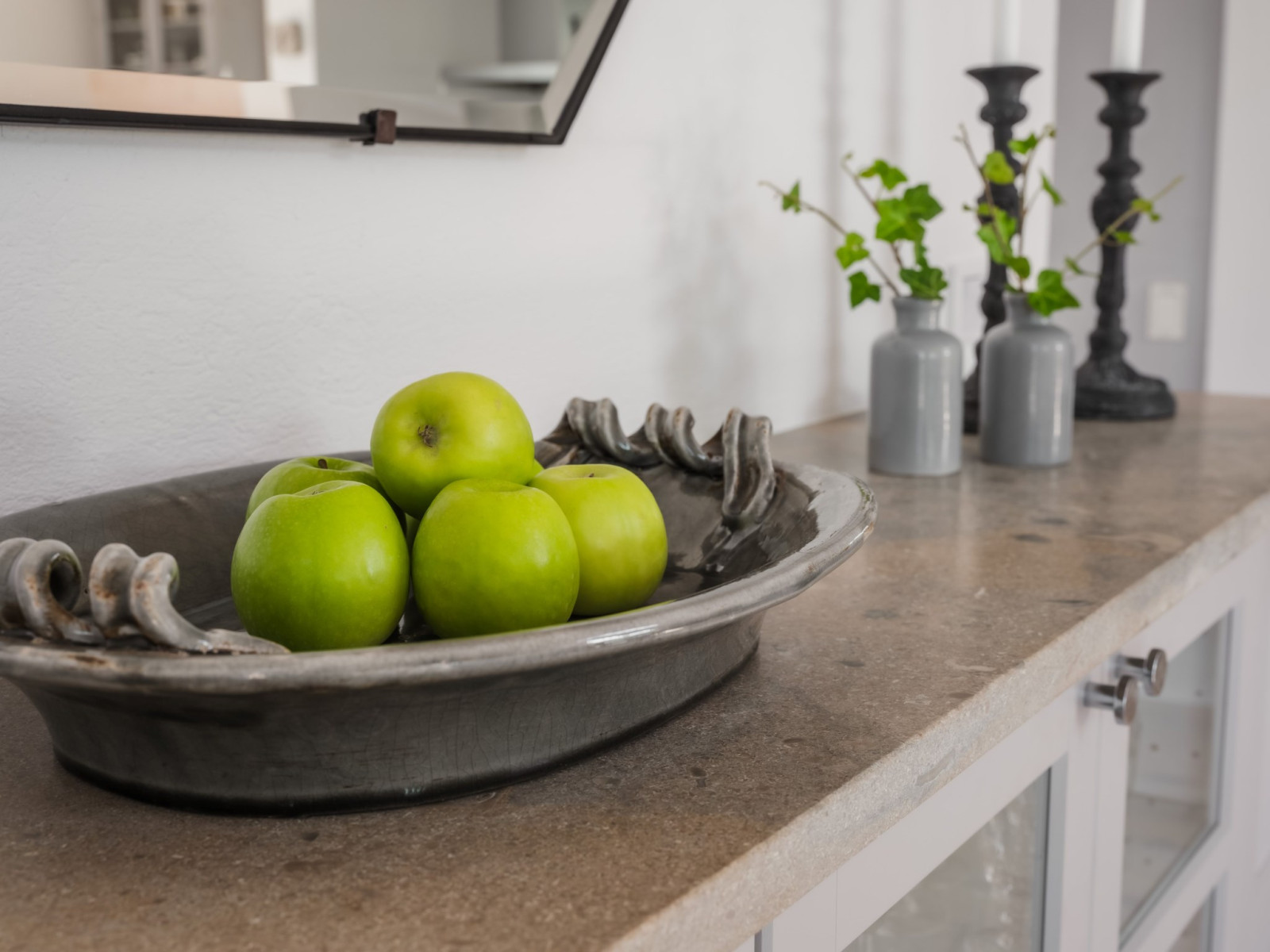 Skänk med kalkstensskiva vid matplatsen. Sanda Havsstigen 12