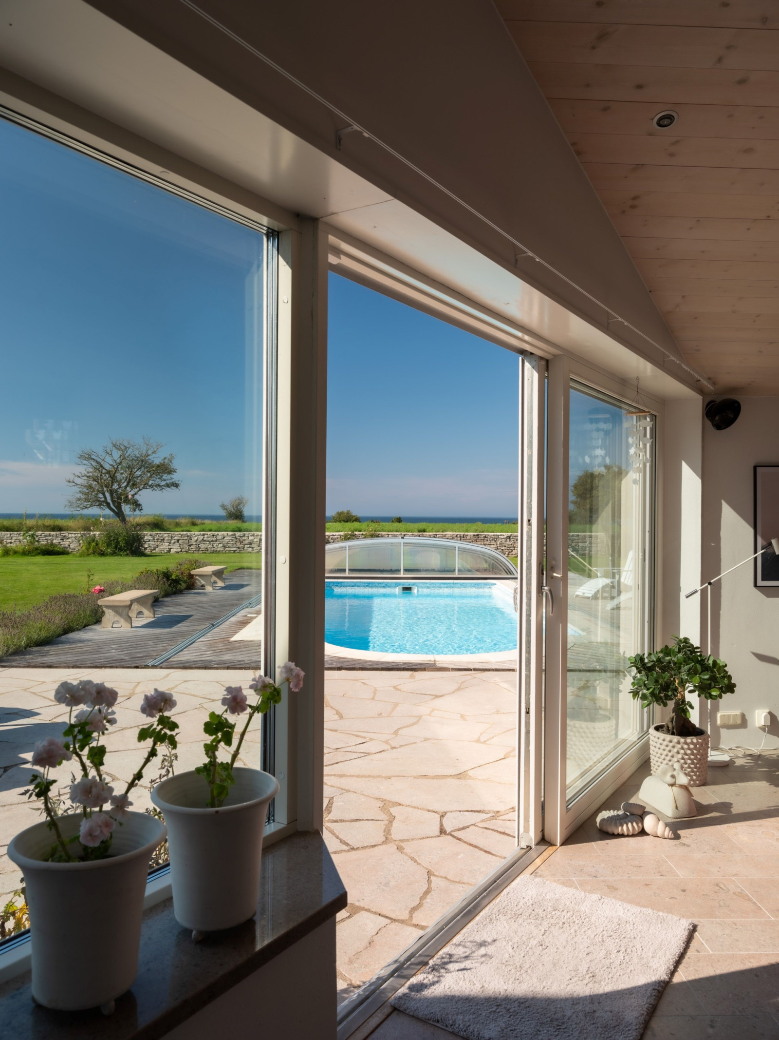 Skjutdörr med utgång till poolområde från Relax/TV-rum. Sanda Havsstigen 12