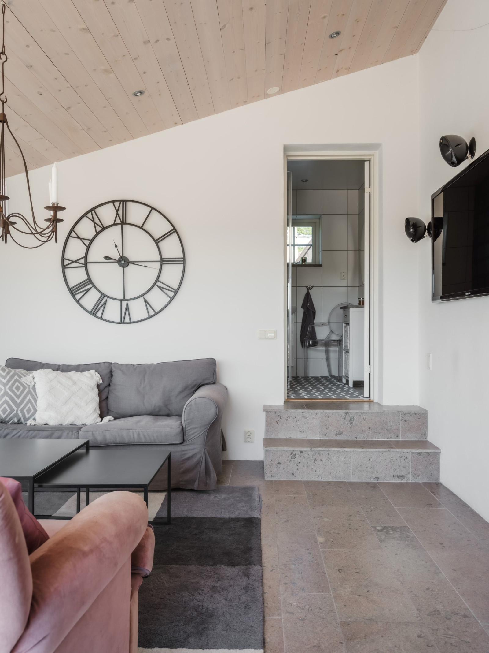 Relax/TV-rum med ingång till bastu . Sanda Havsstigen 12