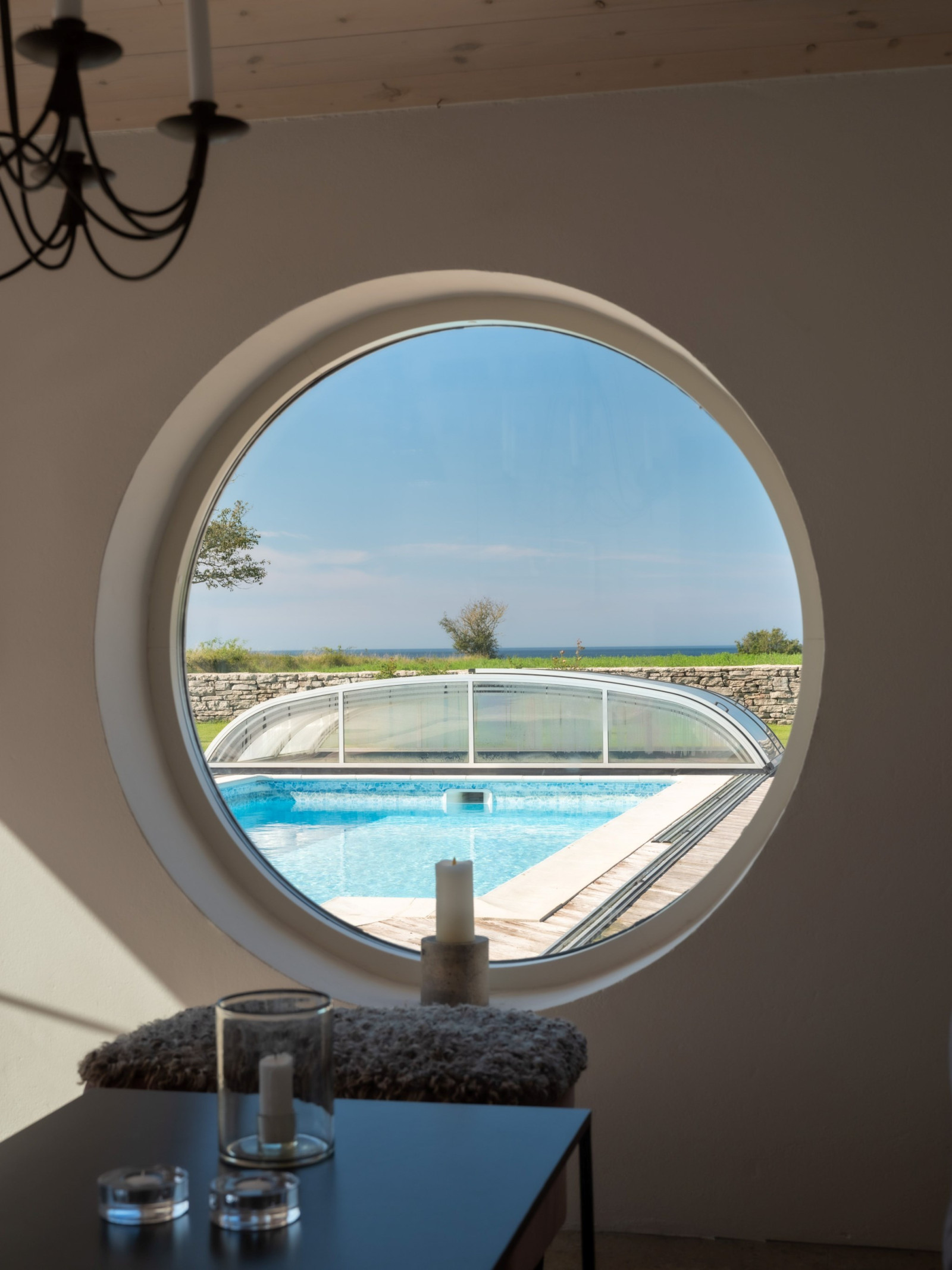 Utsikt över poolen mot havet från Relax/TV-rum. Sanda Havsstigen 12