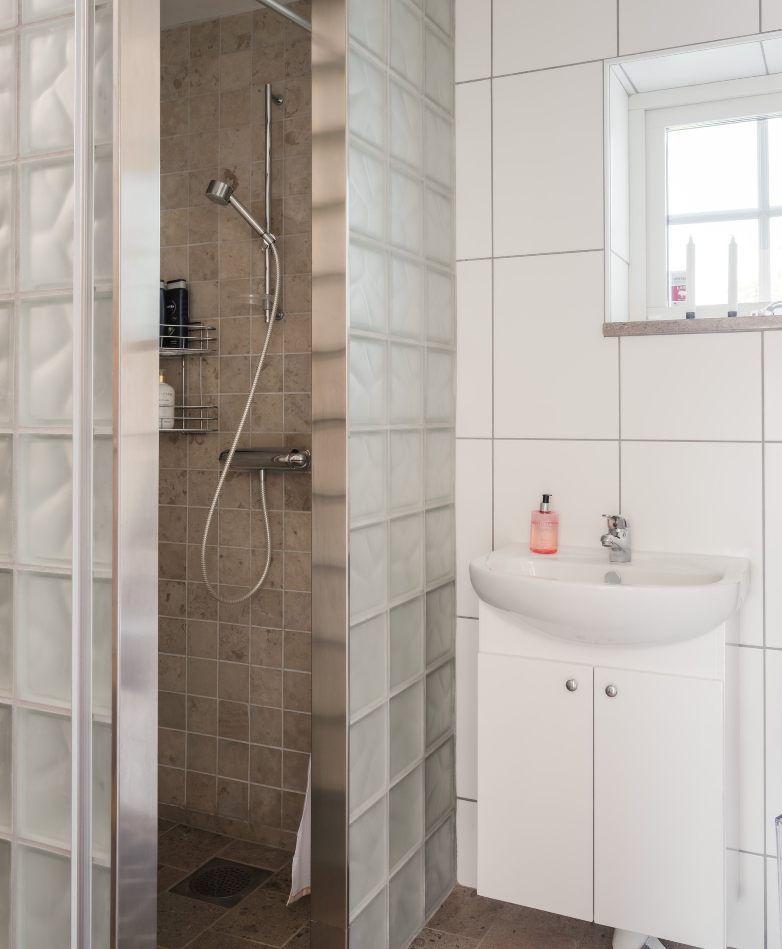 När man bastat färdigt, duschen intill bastun. Sanda Havsstigen 12