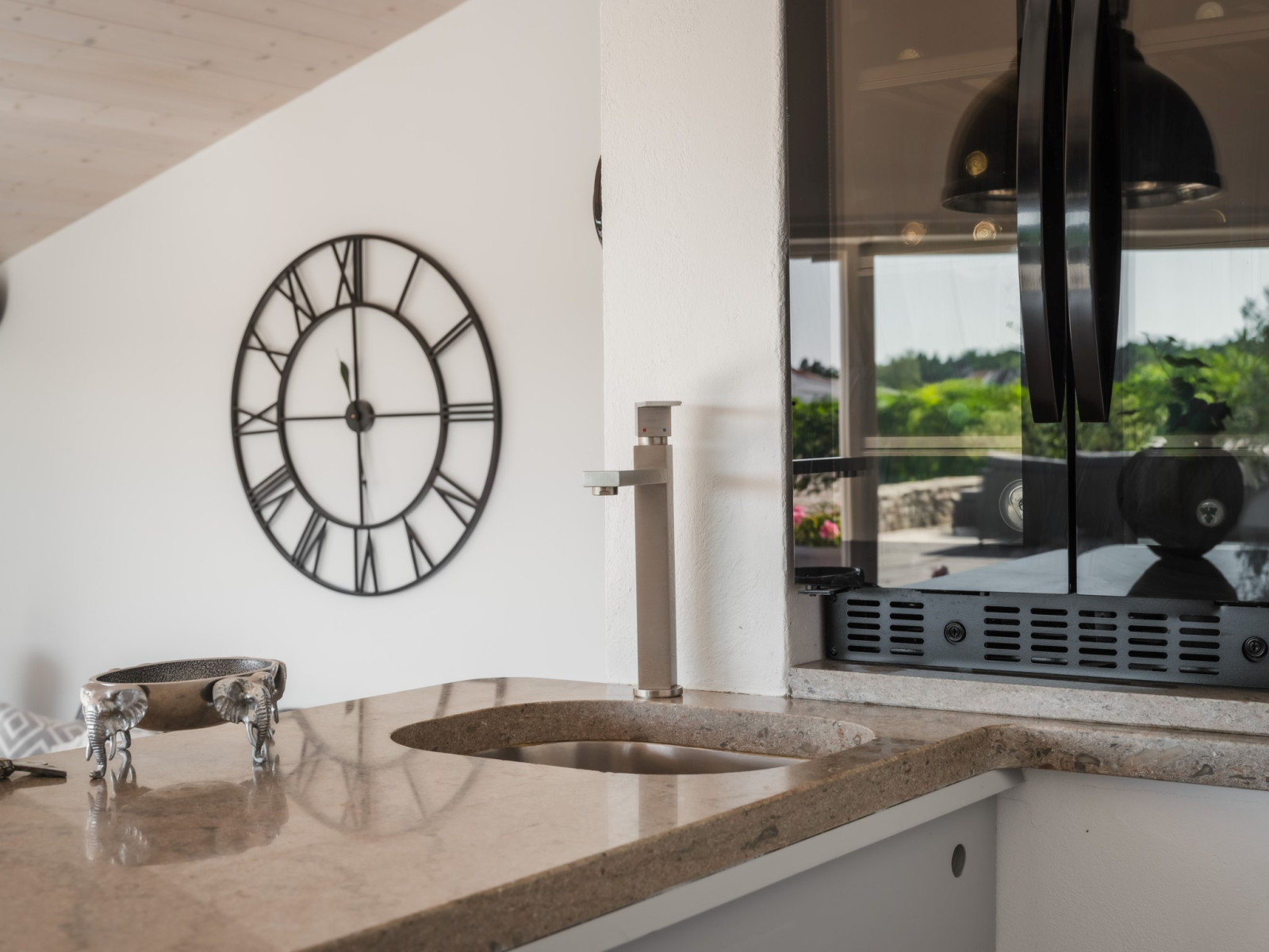 Baren, en del av relaxavdelningen, med inbyggd vinkyl som speglar utsikten. Sanda Havsstigen 12