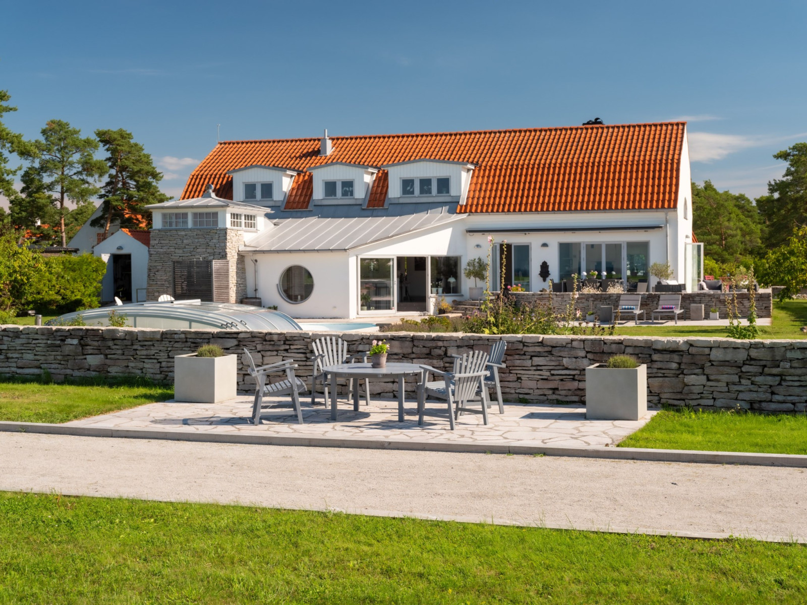 En praktfull bostad med stora umgängesytor. Med det bästa läget på Gotlands västkust. Sanda Havsstigen 12