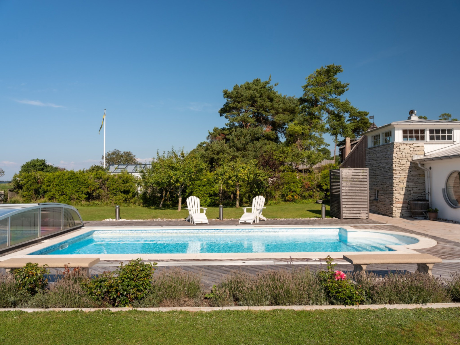 Här syns poolen, uteduschen och 