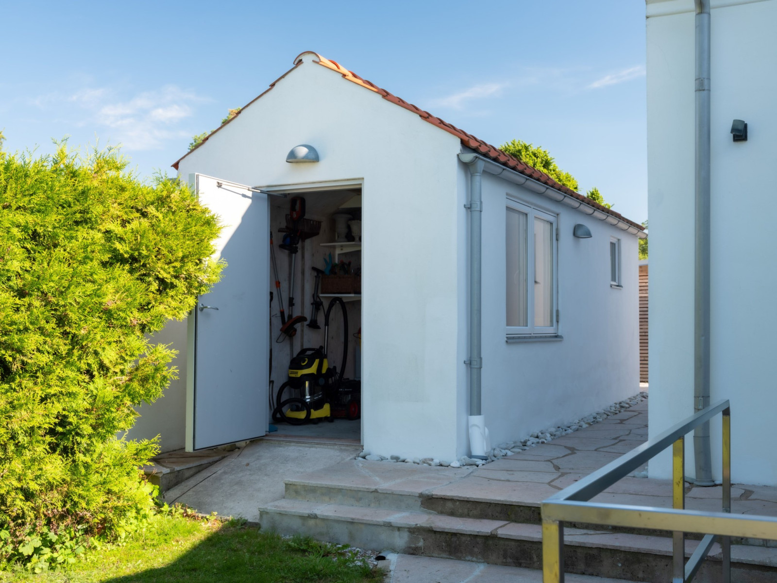 Det nybyggda förrådet i den norra gränsen. Sanda Havsstigen 12