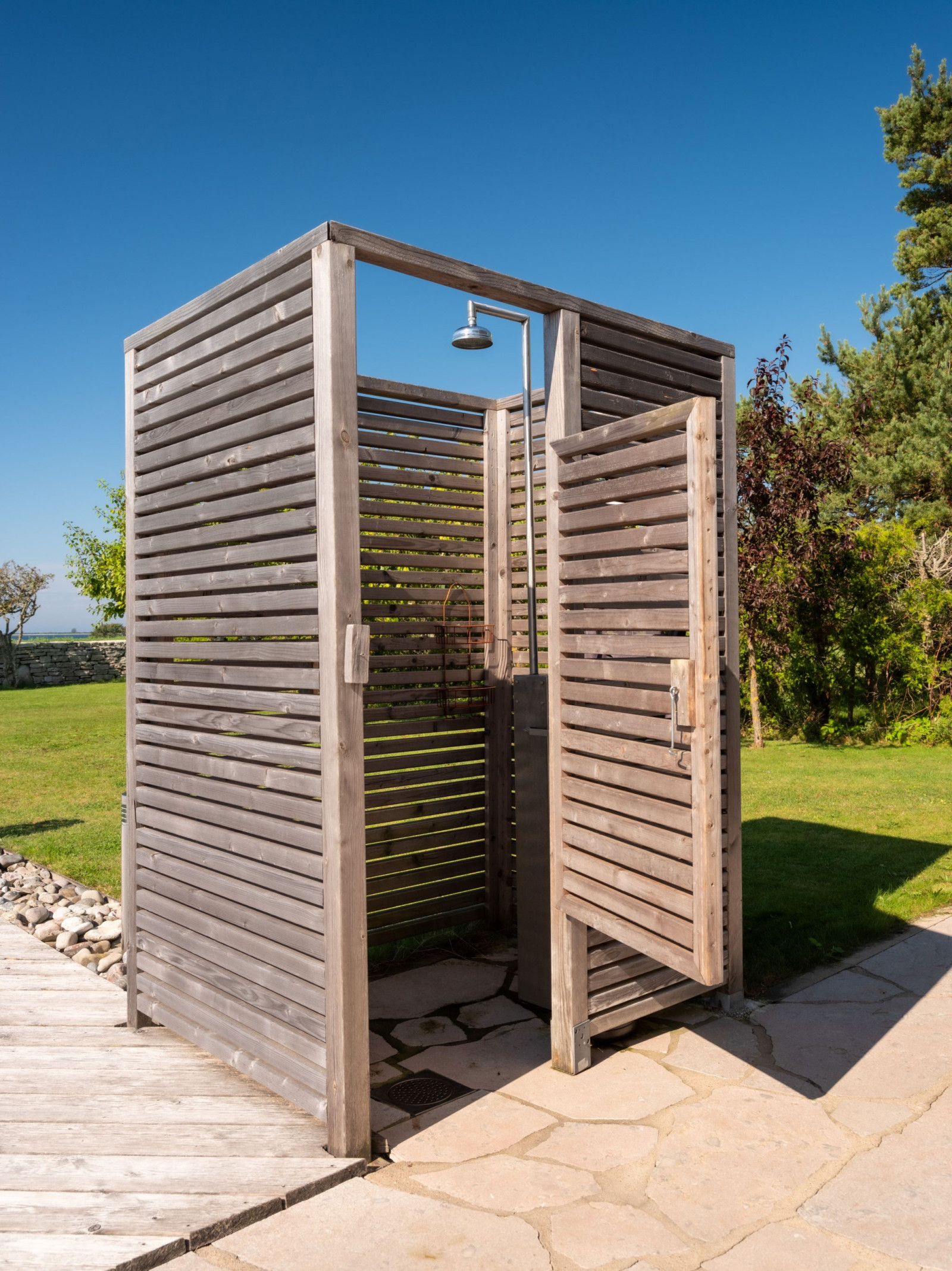 Utedusch i anslutning till poolen. Sanda Havsstigen 12