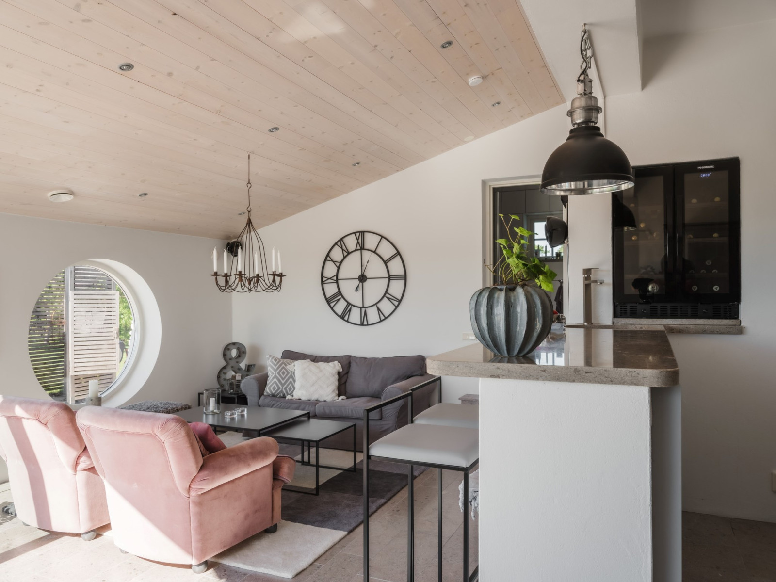 Relax/TV-rum med bar (till höger). Sanda Havsstigen 12