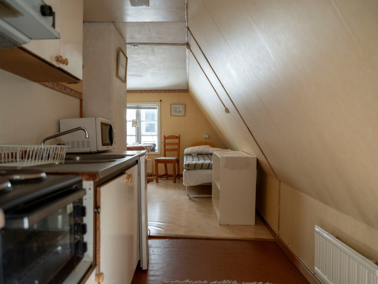 Övre plan, öster, med entré från gården Lybska gränd 4