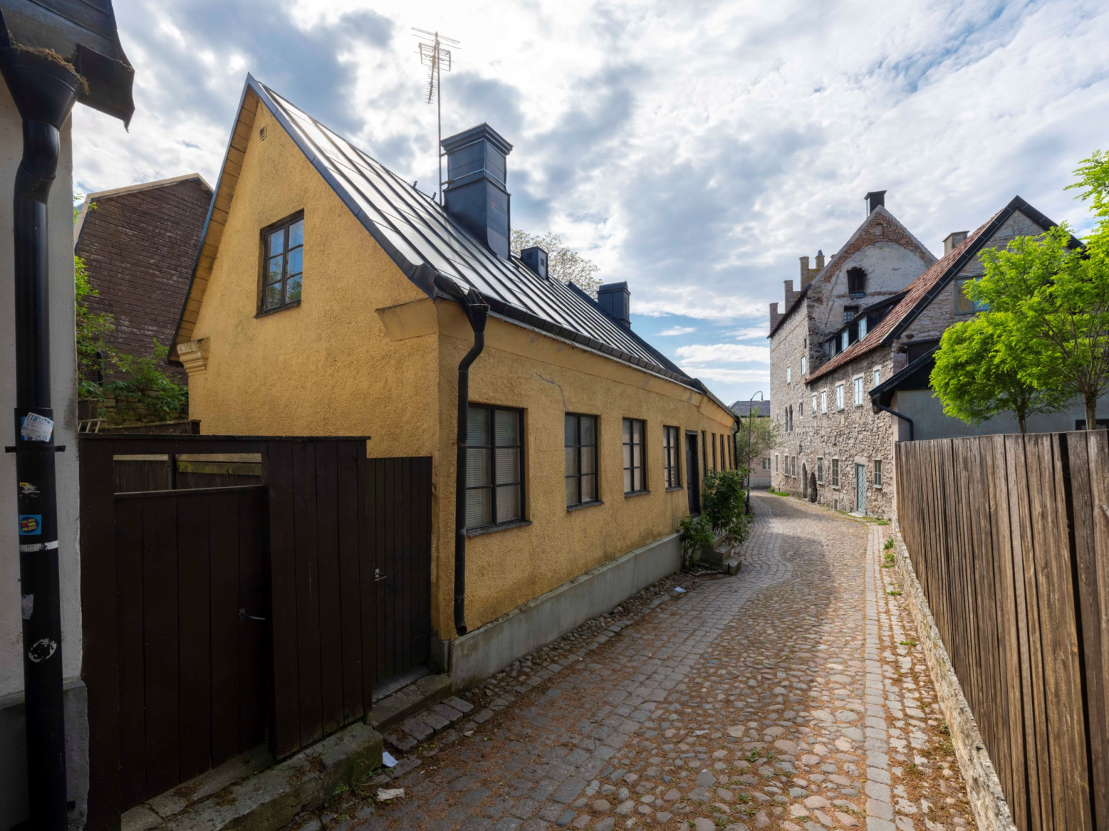 Lübska gränd 4 med gamla apoteket i fonden Lybska gränd 4