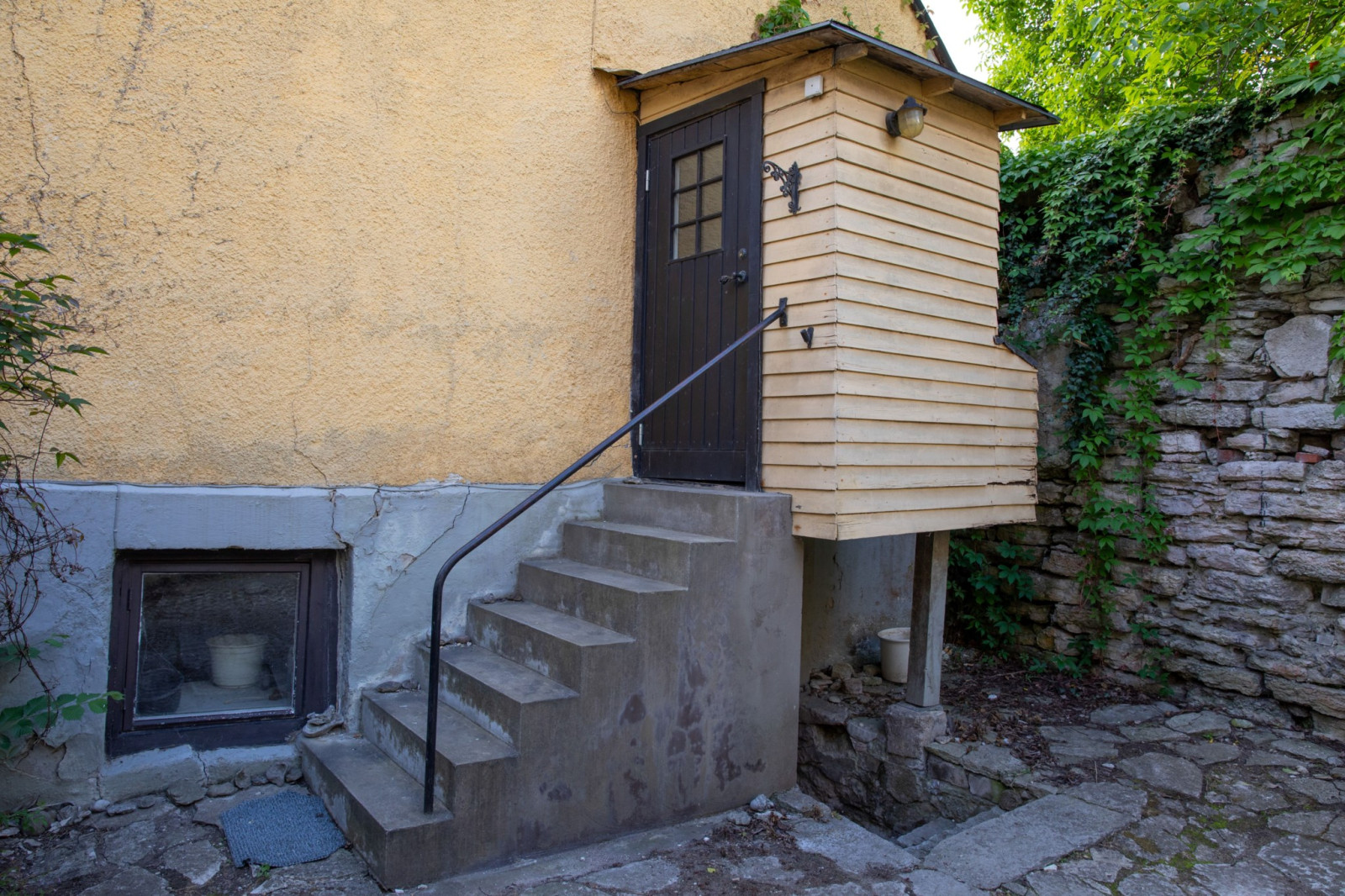 Köksentrén, via innergården Lybska gränd 4