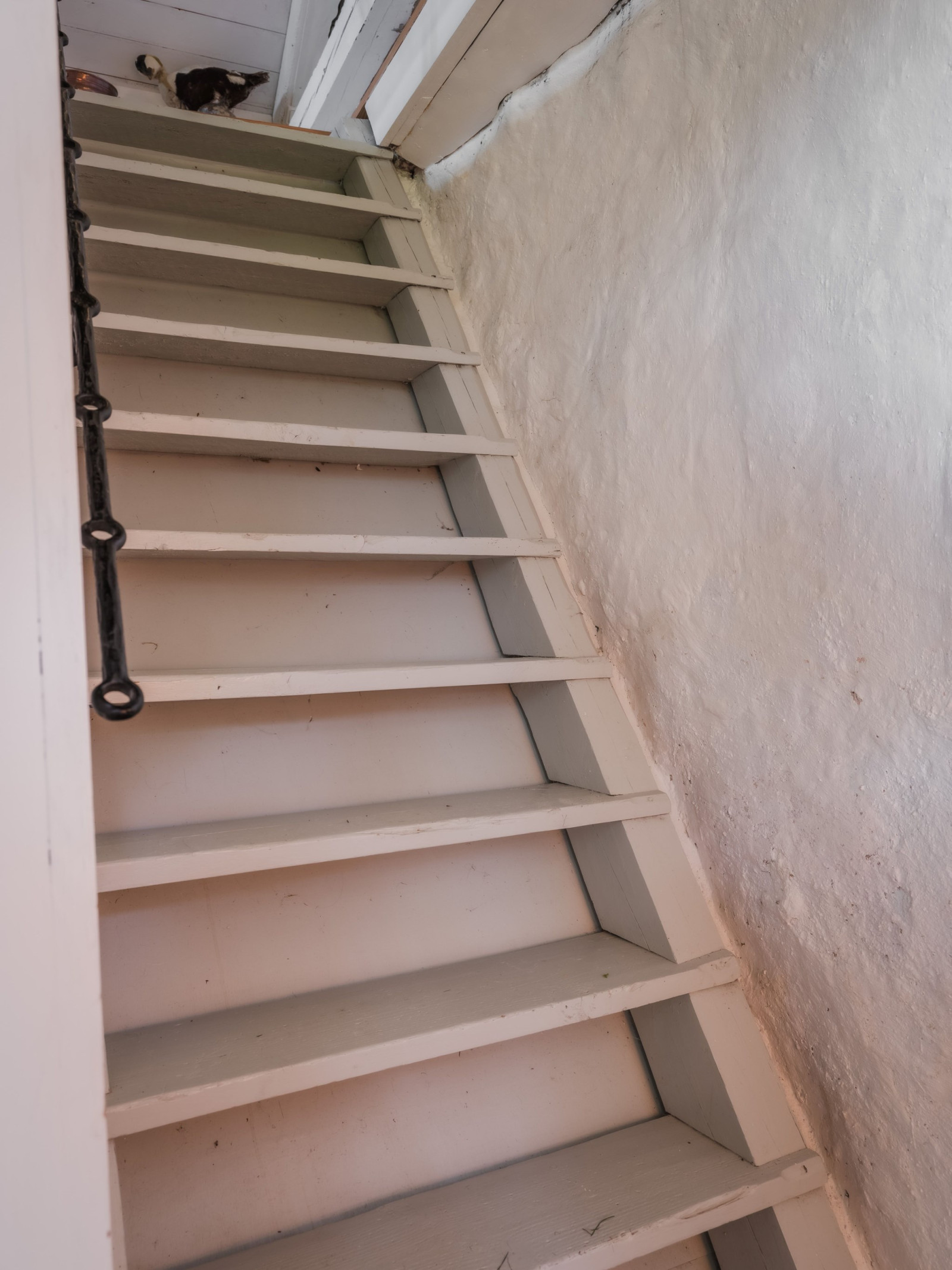 Bostad bottenvåning med trappa till övervåning Fole Vatlings 121