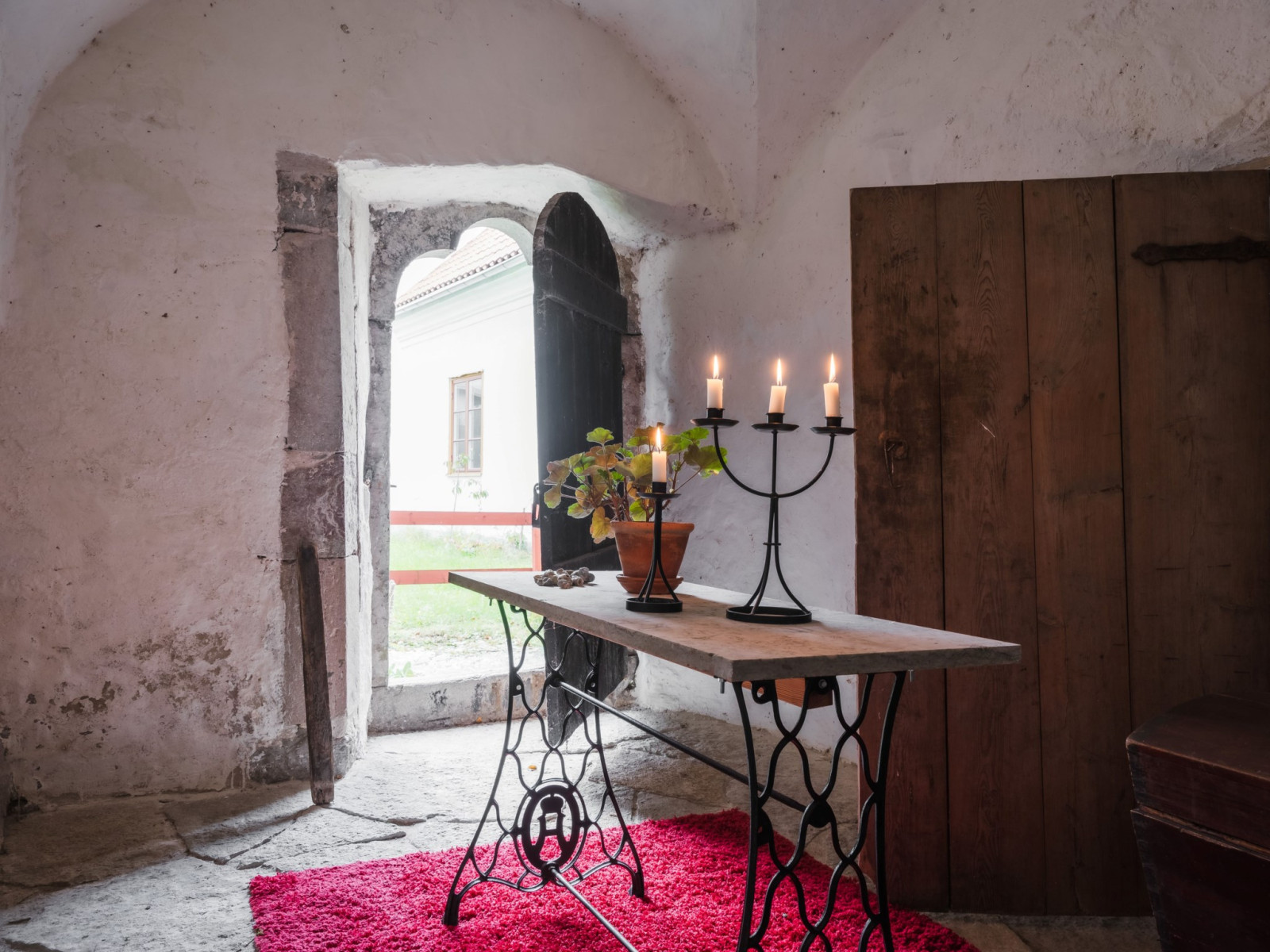 Förstugan med ytter porten och dörren till kammaren (till höger) Fole Vatlings 121