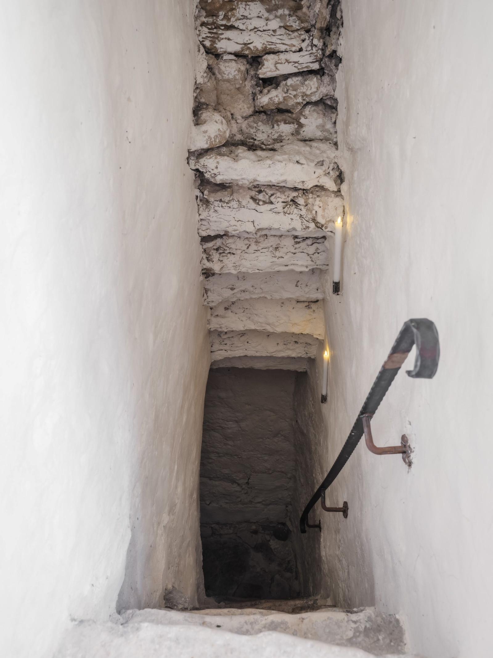 Här syns de båda medeltida trapporna, inbyggda i väggen. Vy från hall på mellanvåningen Fole Vatlings 121