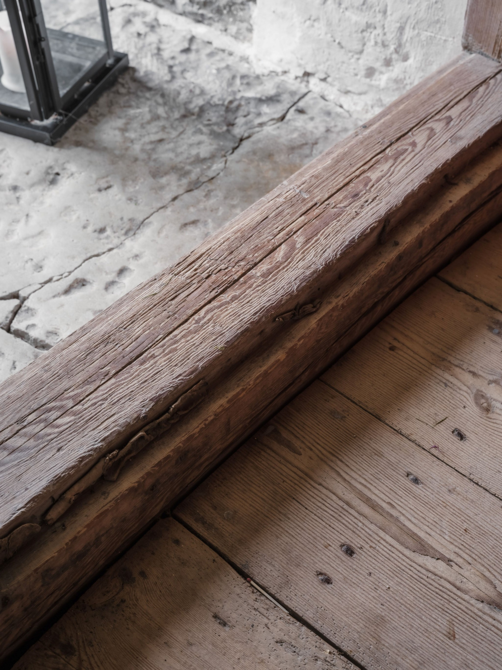 Avgränsning mellan fönsternisch och hallen mellanvåningen Fole Vatlings 121