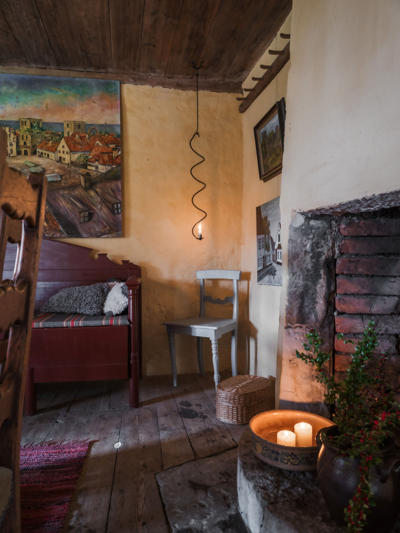 Den vackra salen på mellanvåningen (m öppen spis som ej är bruk) Fole Vatlings 121