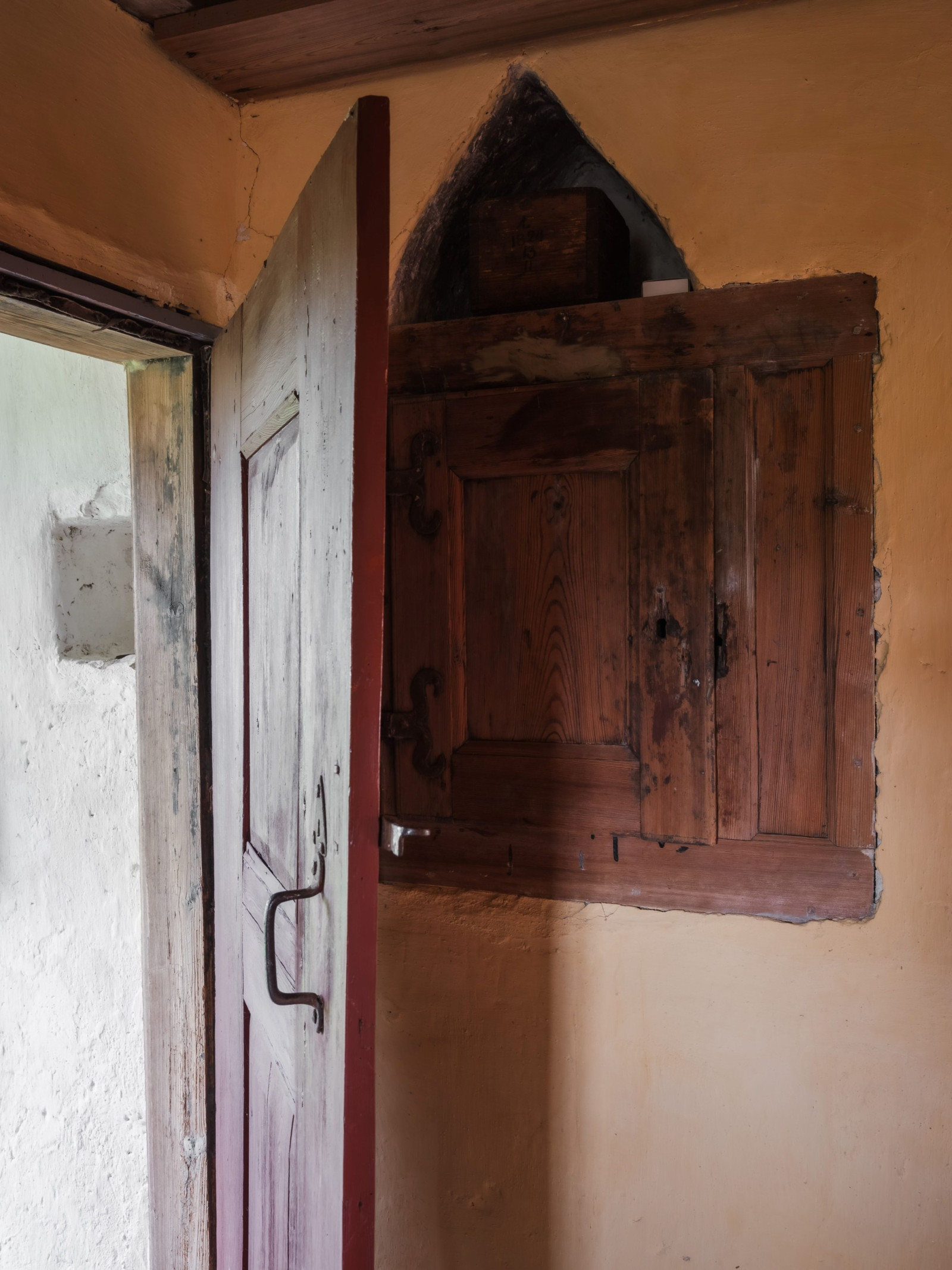 Väggskåp i salen, bakom dörren till hallen Fole Vatlings 121