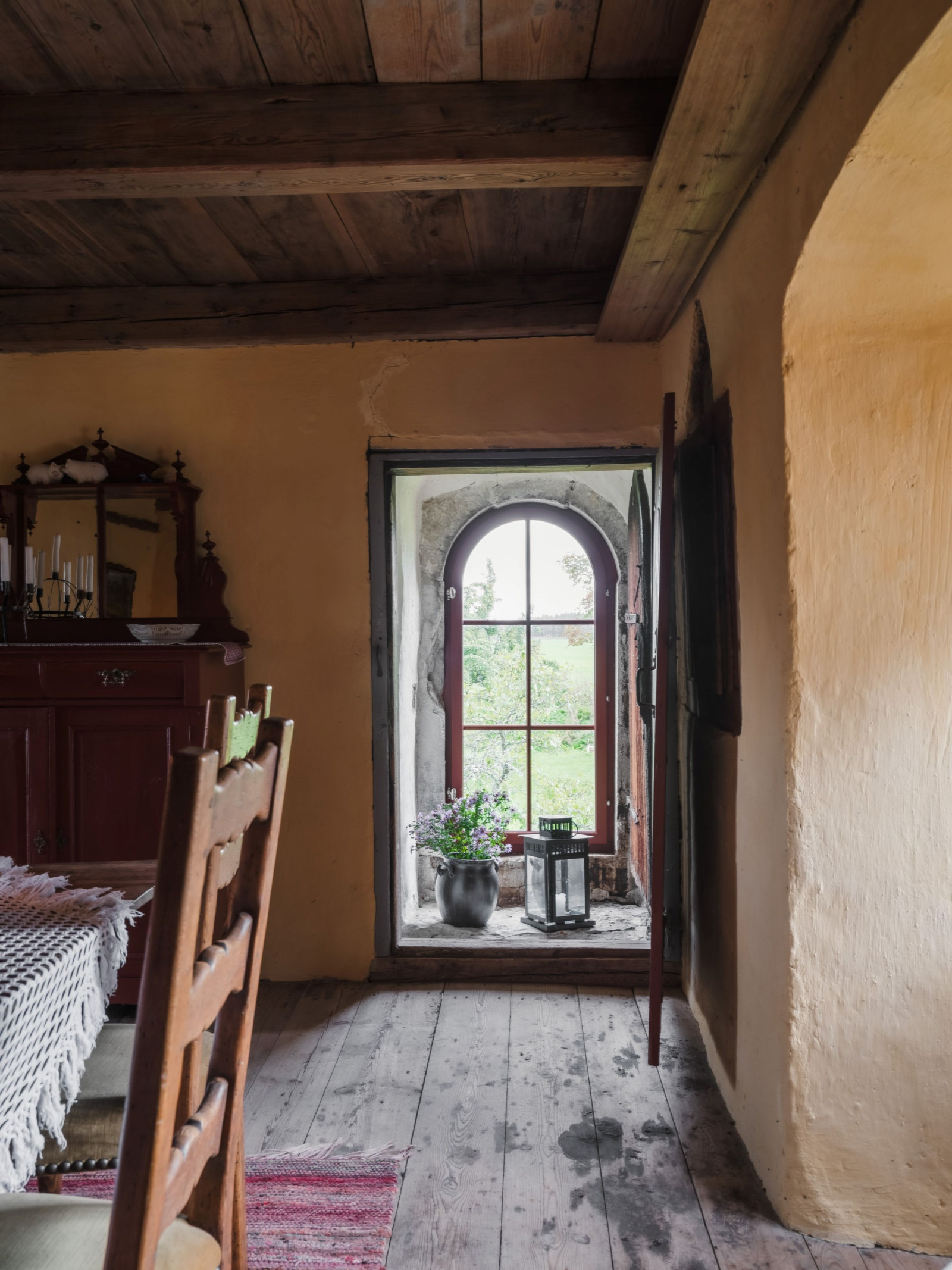 Vy från salen ut mot hallen och fönster i söderläge Fole Vatlings 121