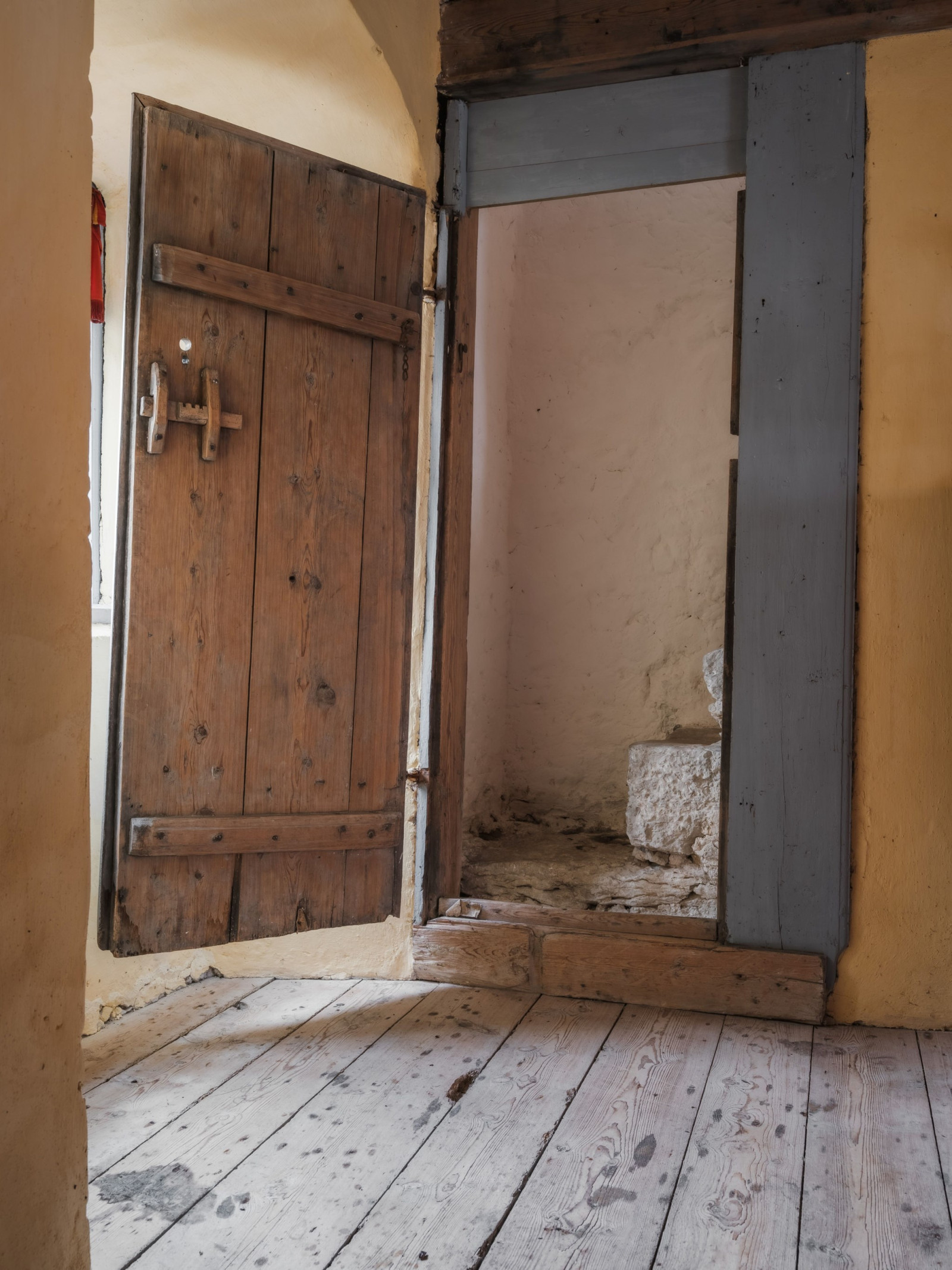 Dörr i salen till trappan till vindsplanet Fole Vatlings 121