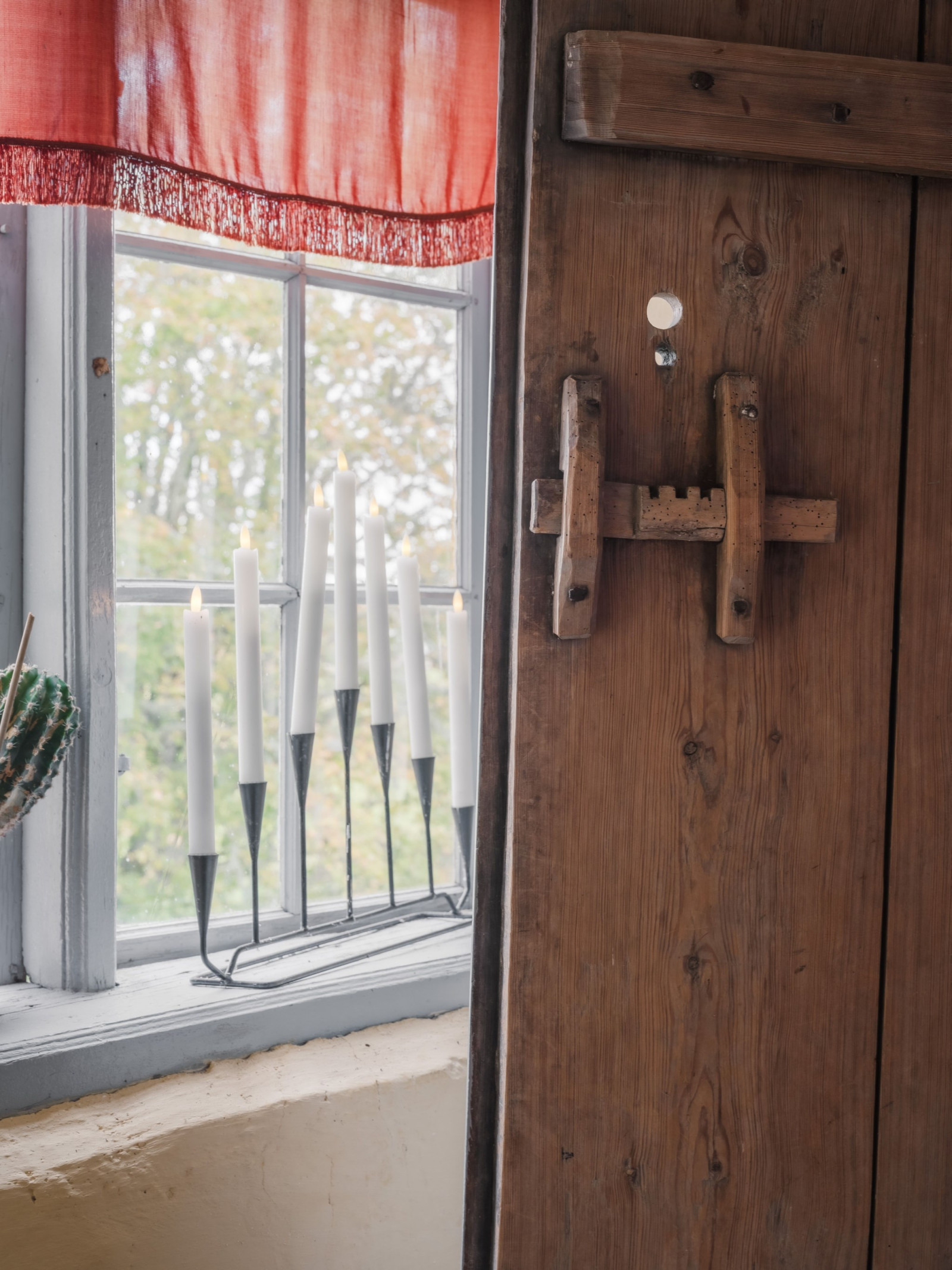 Bakom dörren i salen finns ett fönster, med utsikt åt öster, över den tillbyggda delen Fole Vatlings 121