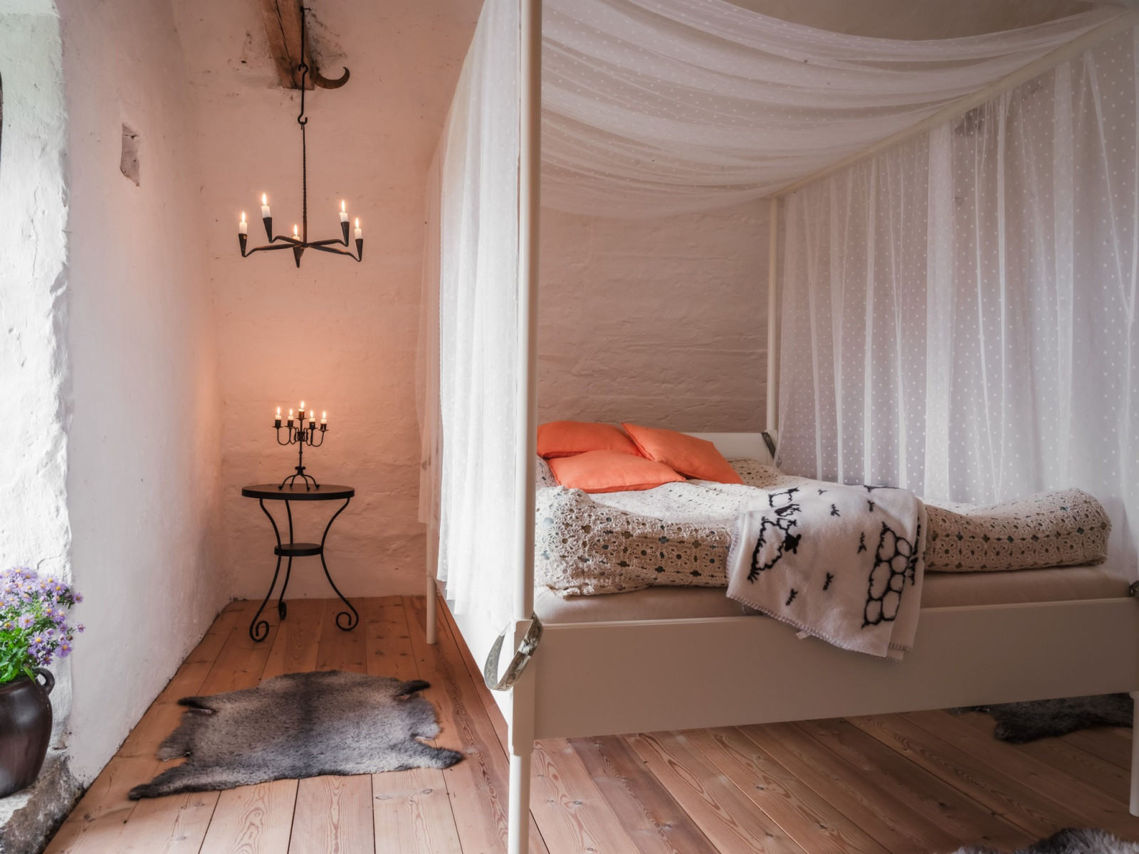 Vindsvåning, sovrum med himmelssäng under tunnvalv Fole Vatlings 121