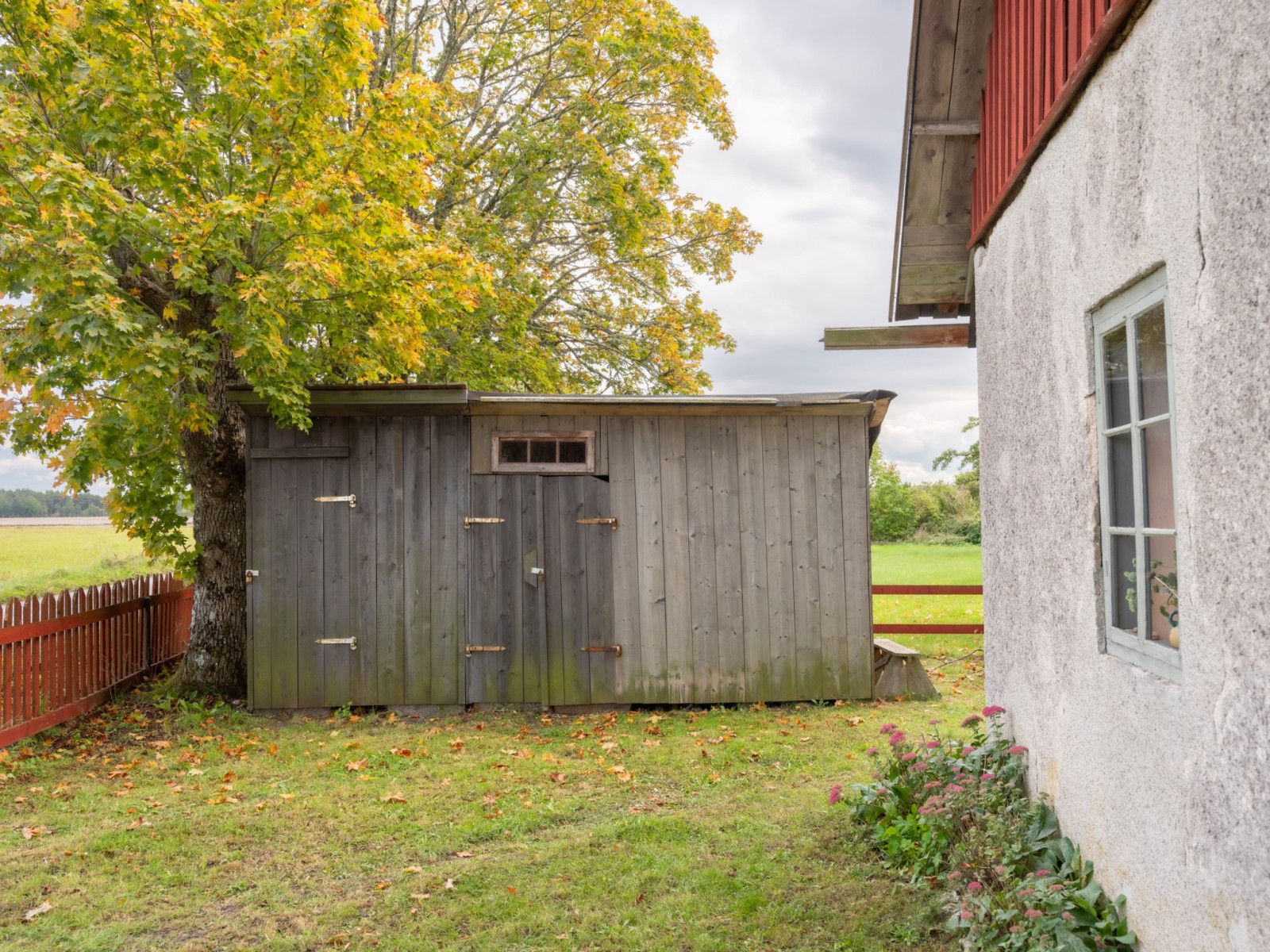 Förrådsbyggnad, fristående med trädgårdsförråd och avloppstankar Fole Vatlings 121