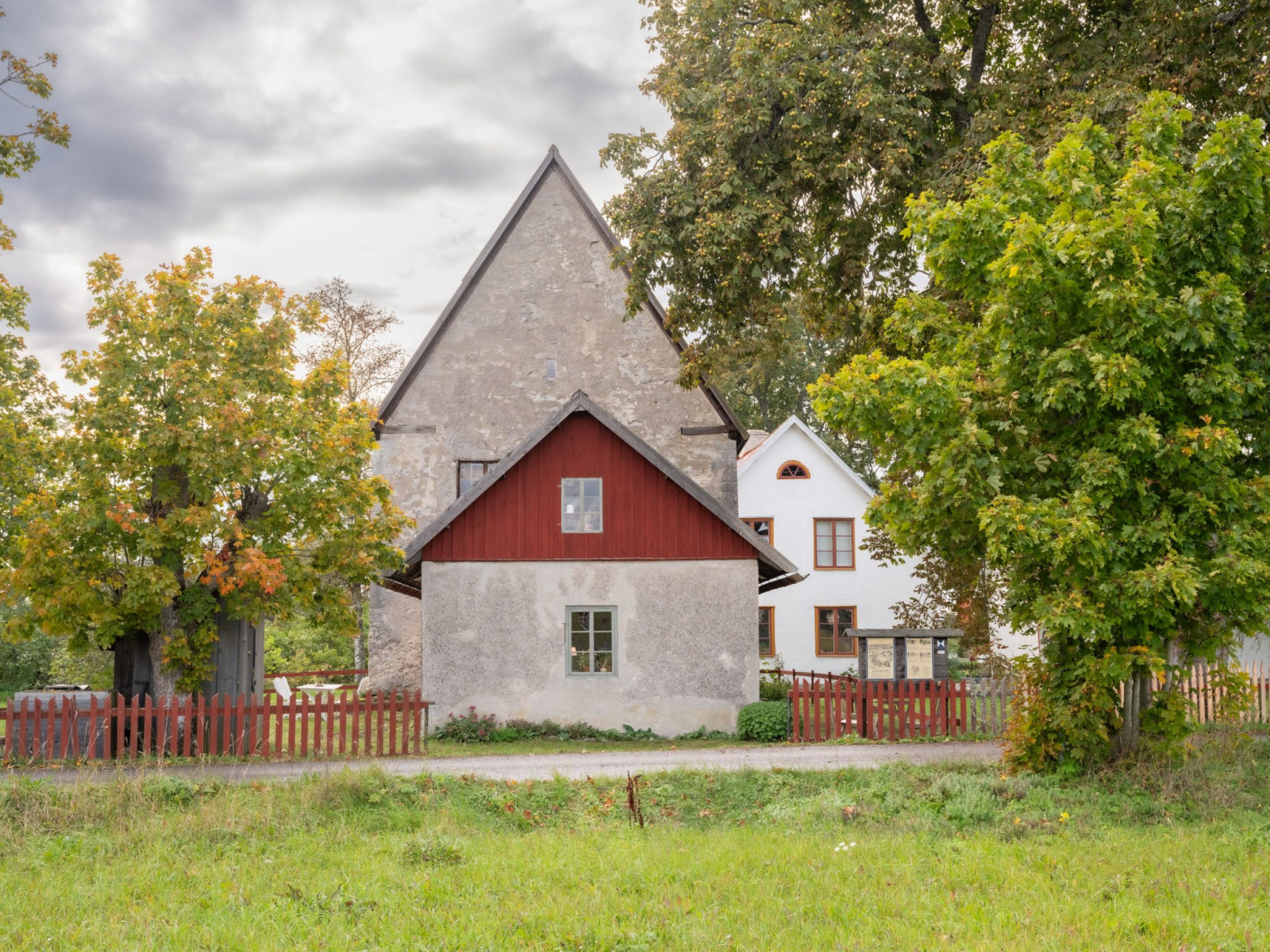 Vatlings ståtliga medeltidshus, i levande kulturbygd på Gotland Fole Vatlings 121