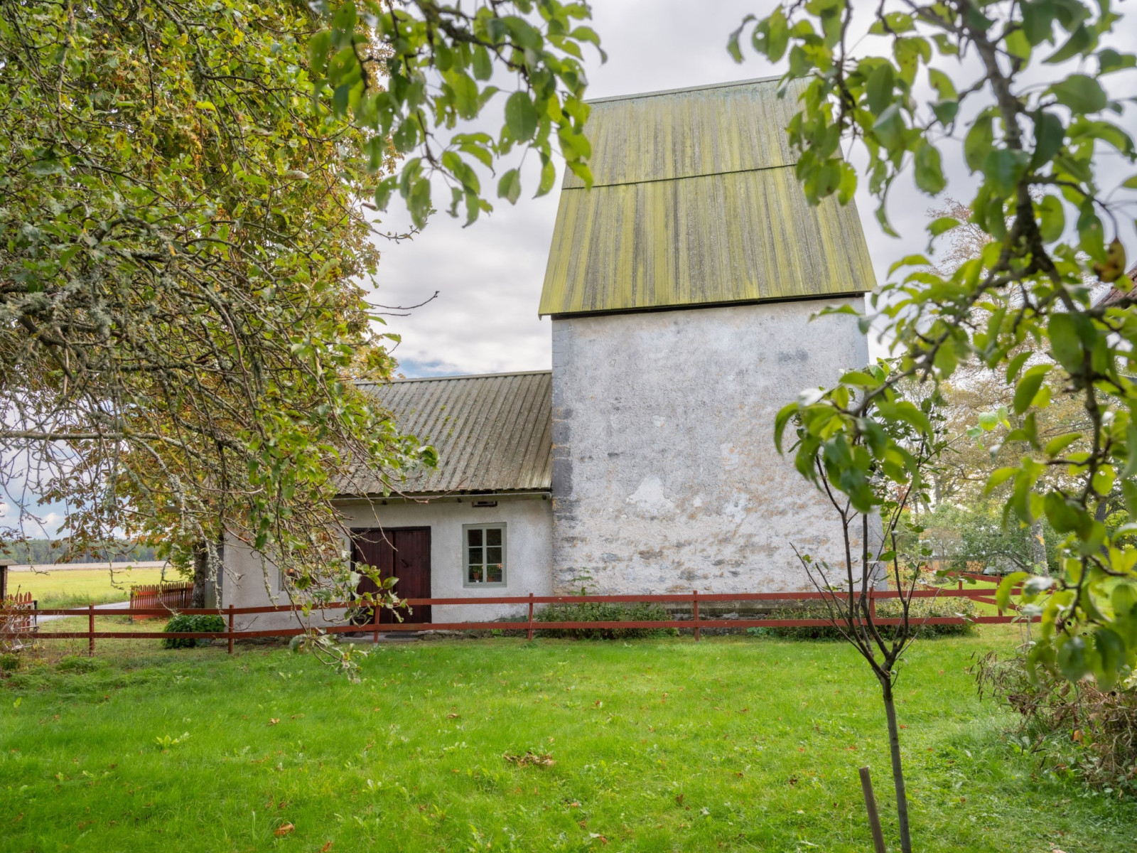 Vy från norr med entrén i tillbygget Fole Vatlings 121