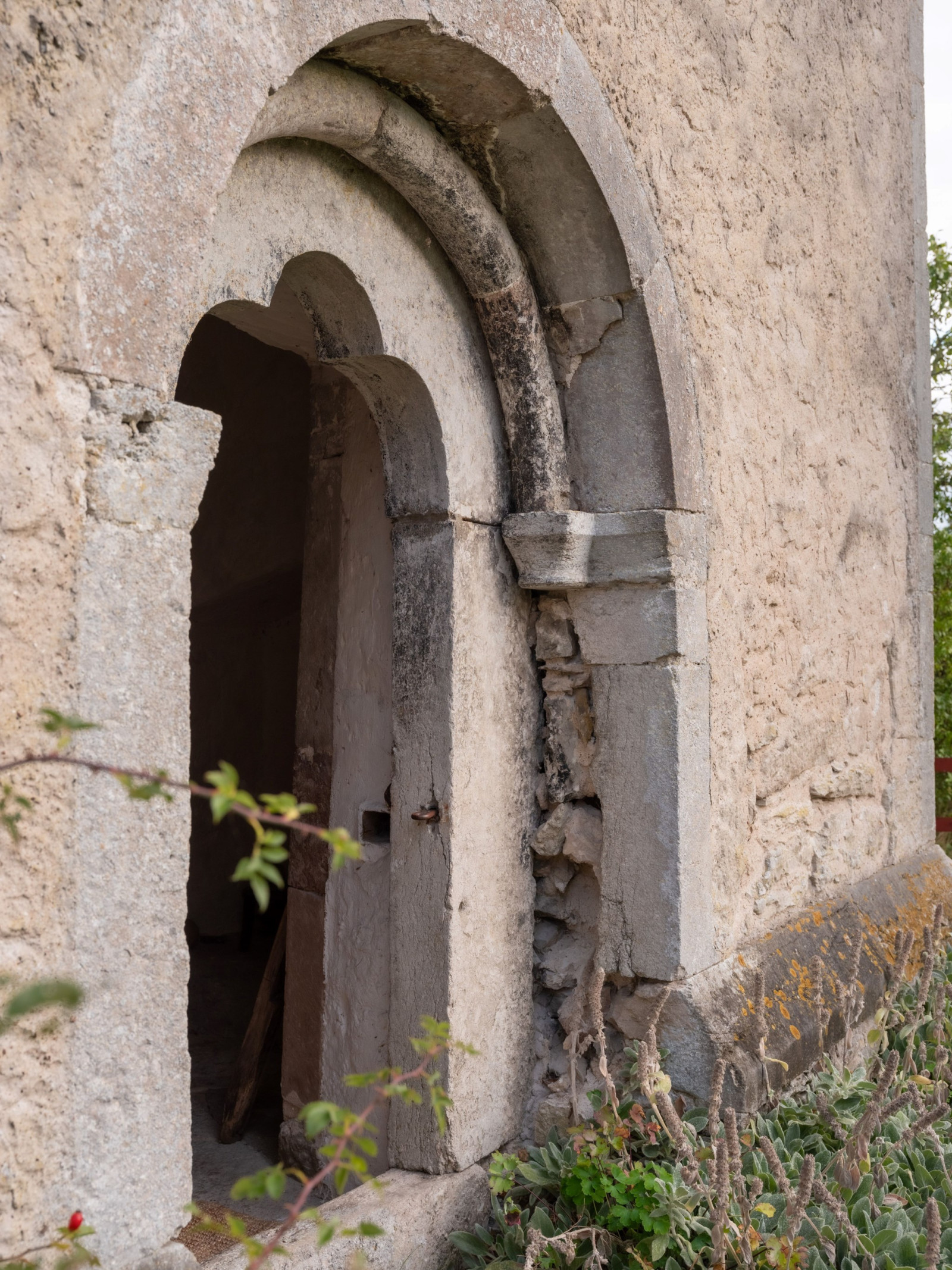 Bilden på medeltidsporten skulle kunna komma från en kyrkobyggnad Fole Vatlings 121