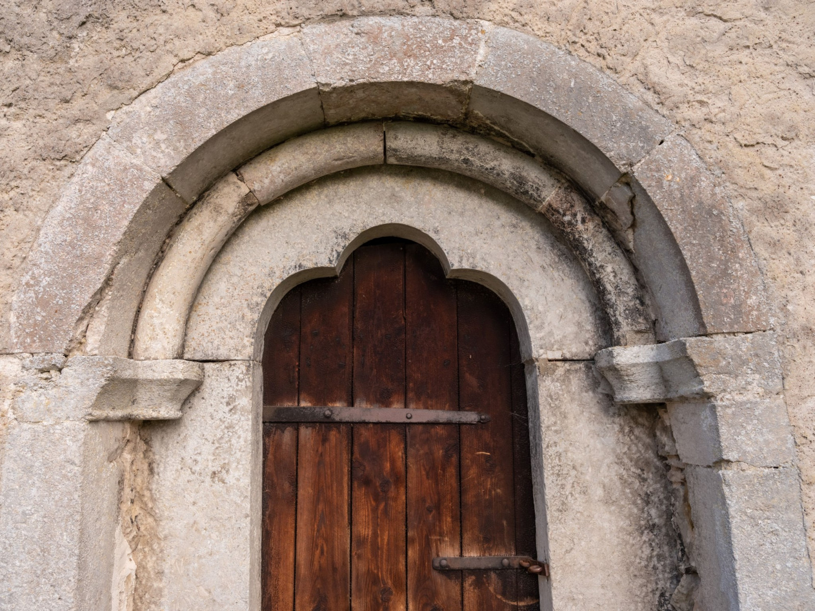 Porten in till medeltiden påminner om många gotländska kyrkobyggnader Fole Vatlings 121