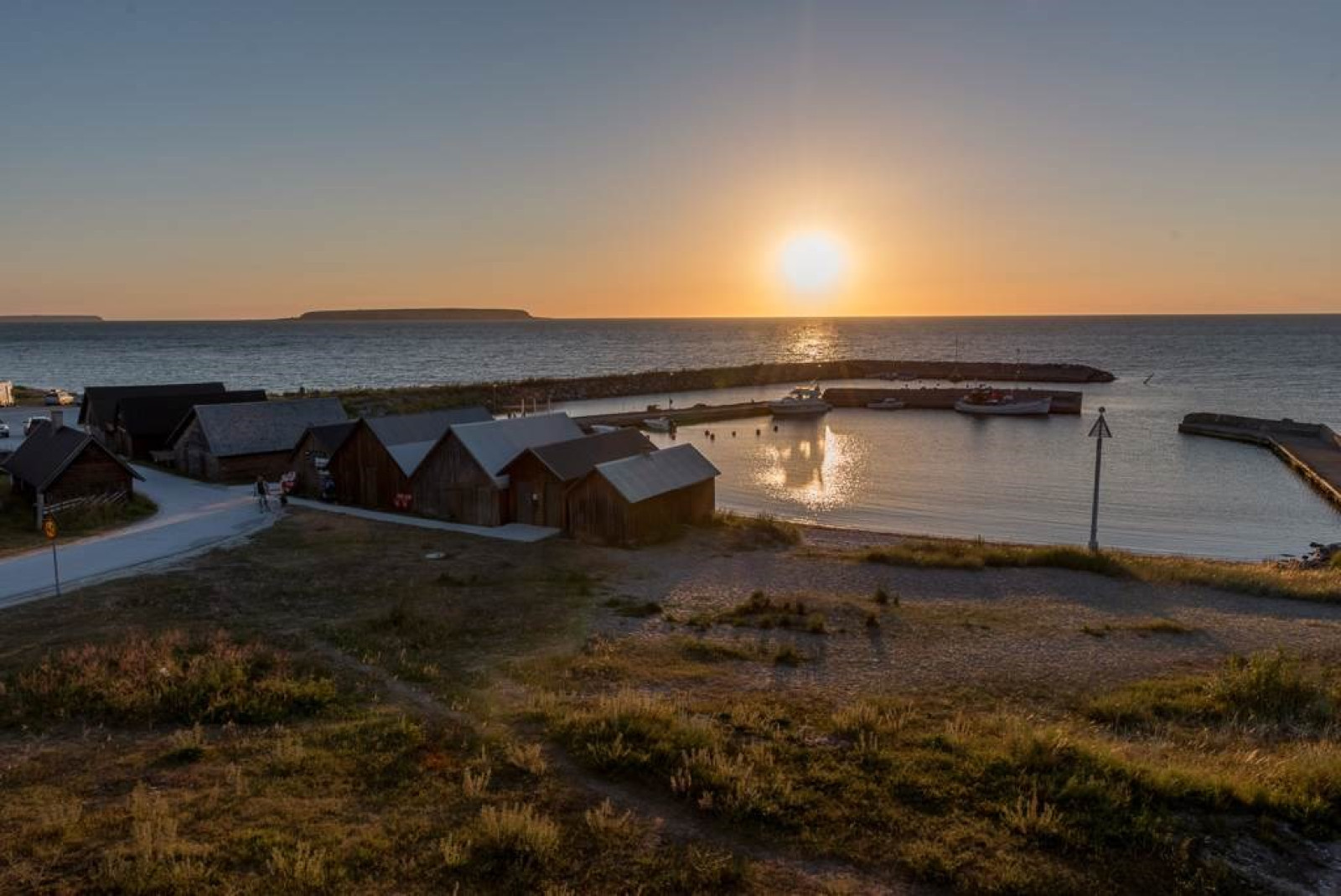 Djupviks fiskeläge vid solnedgång Eksta Hägur