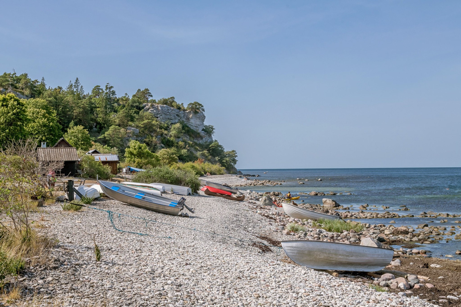Sigsarve strand som ligger ca 10 min med bil från huset Hangvar Kullshage 828