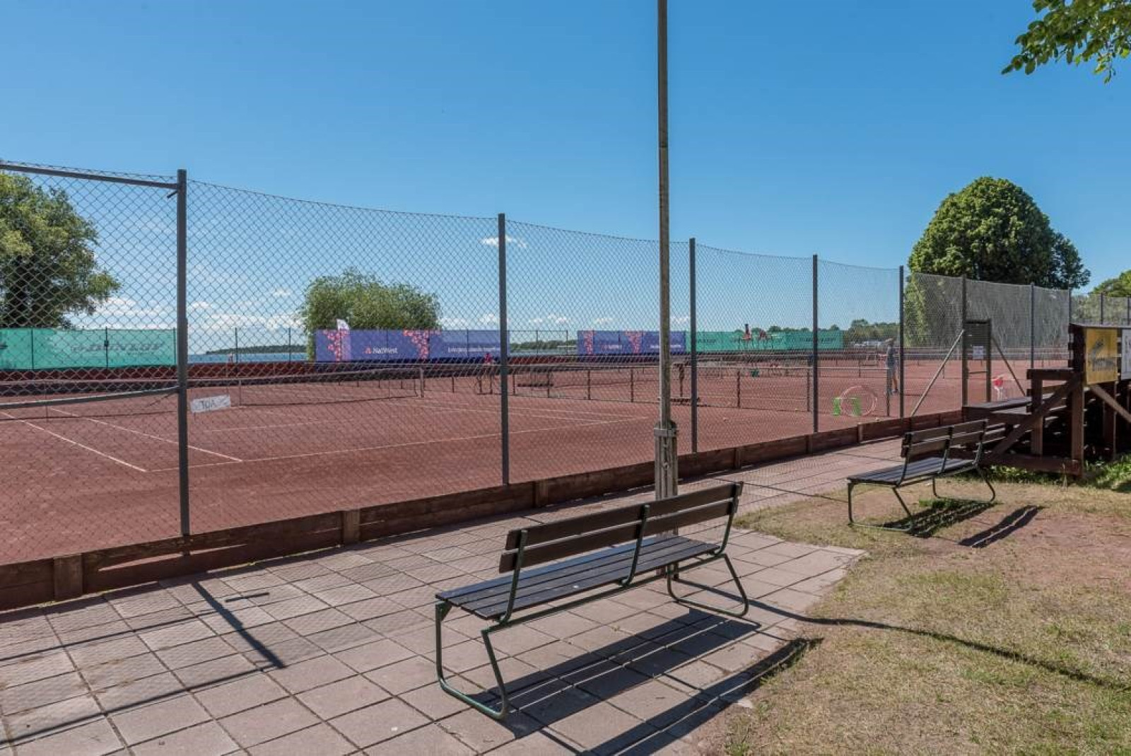 Tennisbanor i anslutning till sandstranden Strandvägen 182