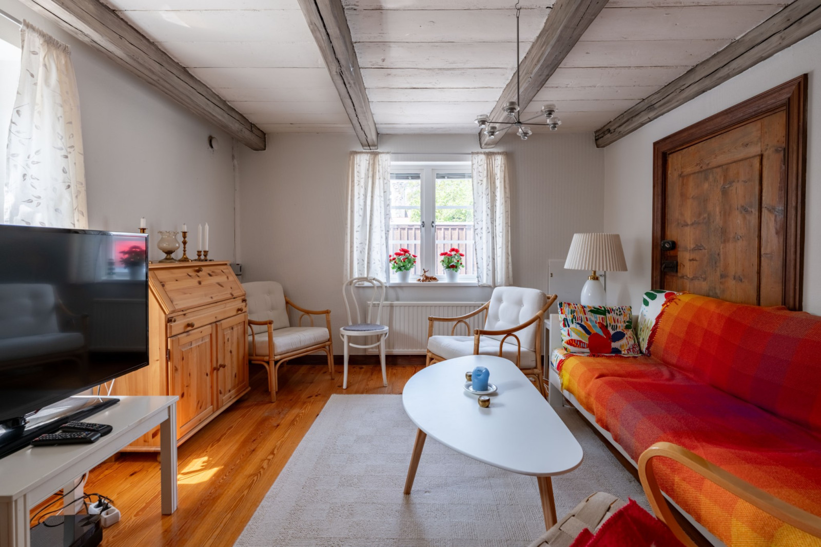 Större lägenhet på bottenplan med ingång från gården Norra Kyrkogatan 24